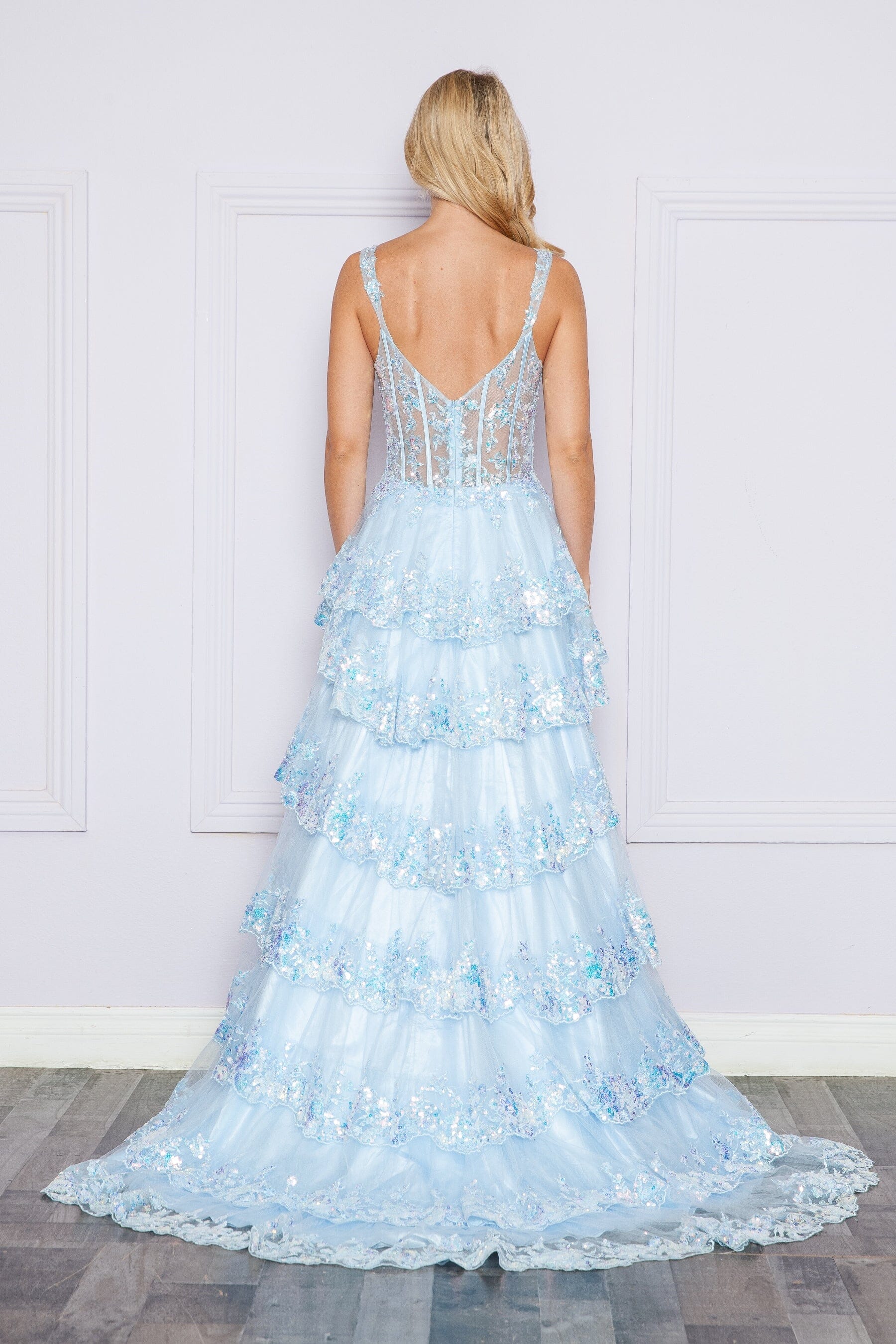 Vestido sin mangas con aberturas en capas y apliques de Poly USA 9410