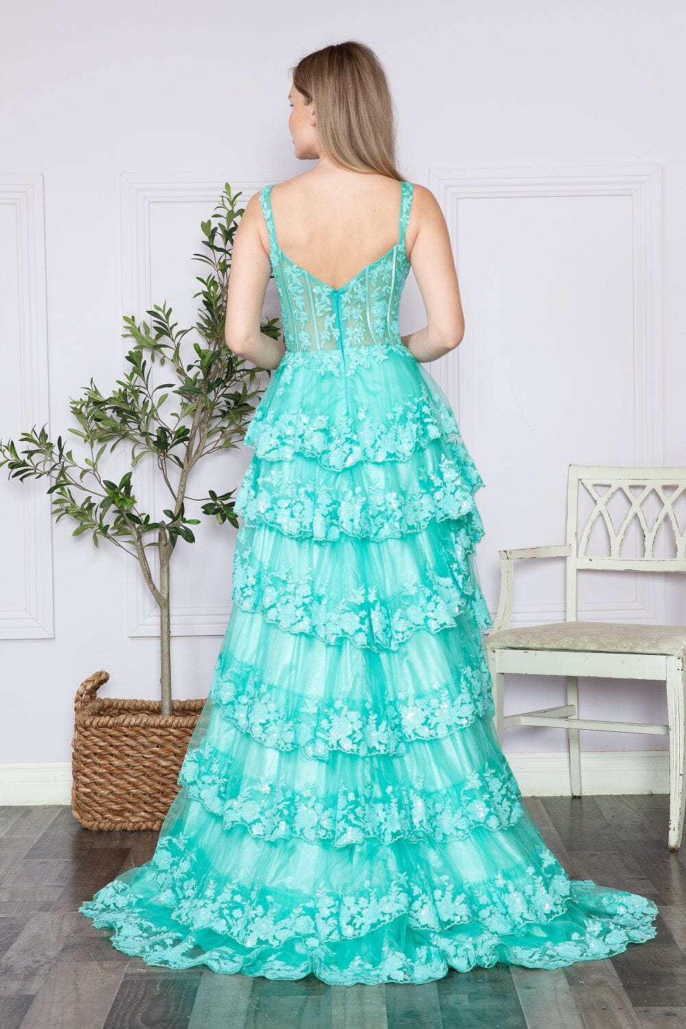 Vestido sin mangas con aberturas en capas y apliques de Poly USA 9410