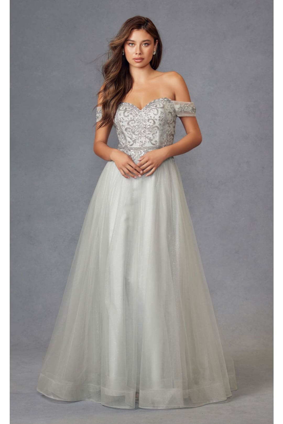 Vestidos de dama de honor plateados Económicos, con cuentas y hombro