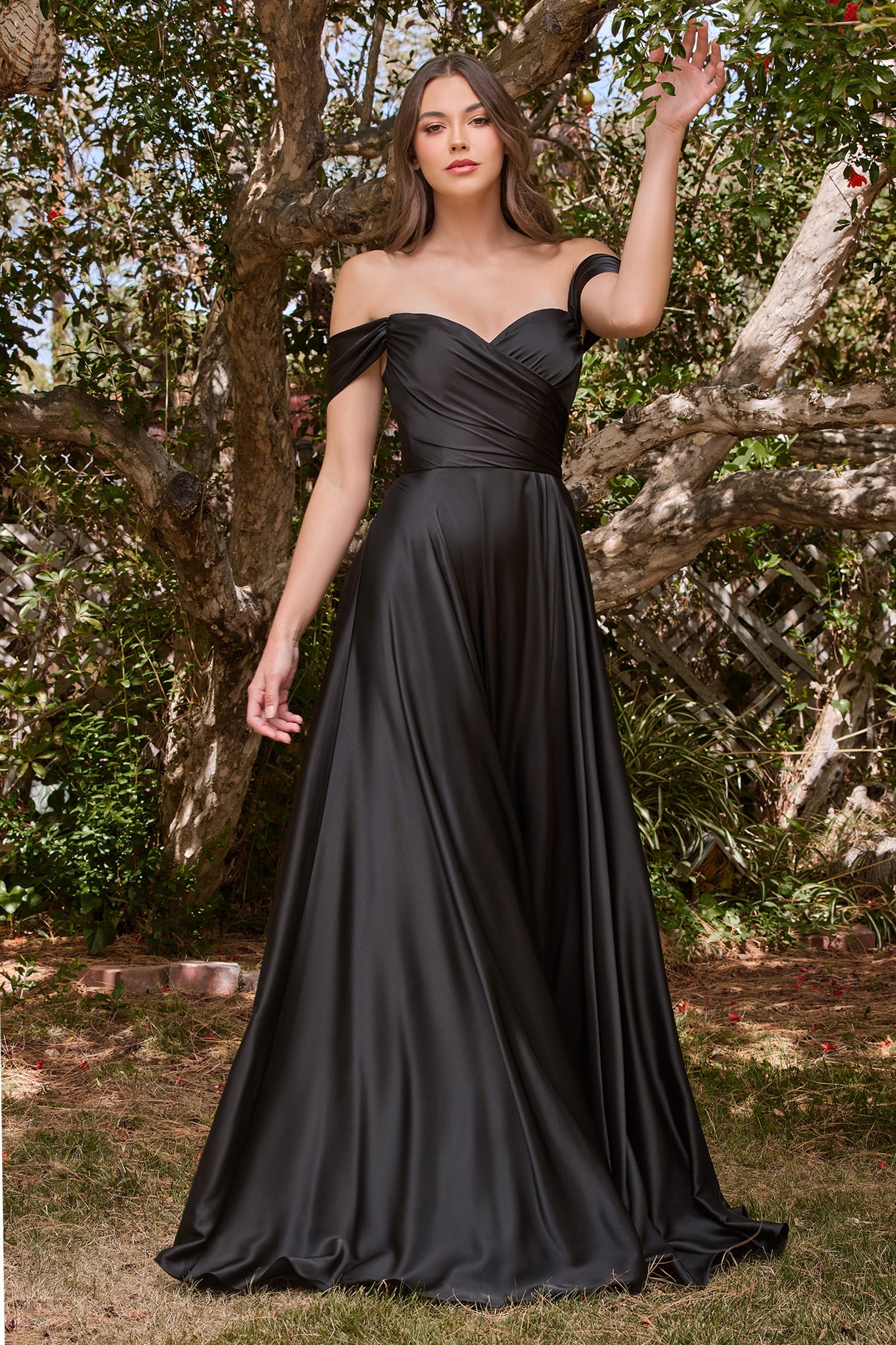 Vestido de noche Ladivine 7493C de satén con hombros descubiertos, sencillo y de talla grande, corte A