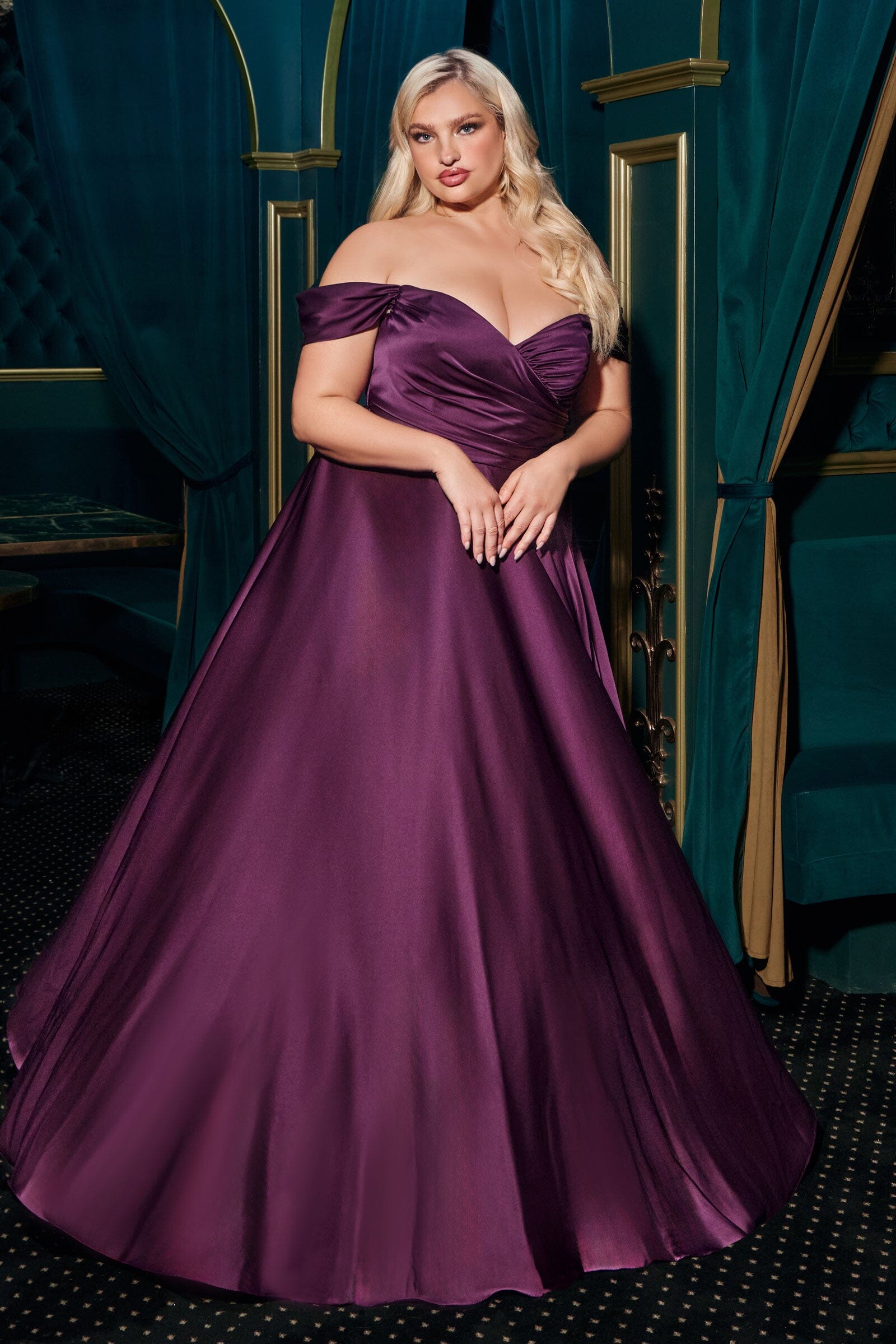 Vestido de noche Ladivine 7493C de satén con hombros descubiertos, sencillo y de talla grande, corte A