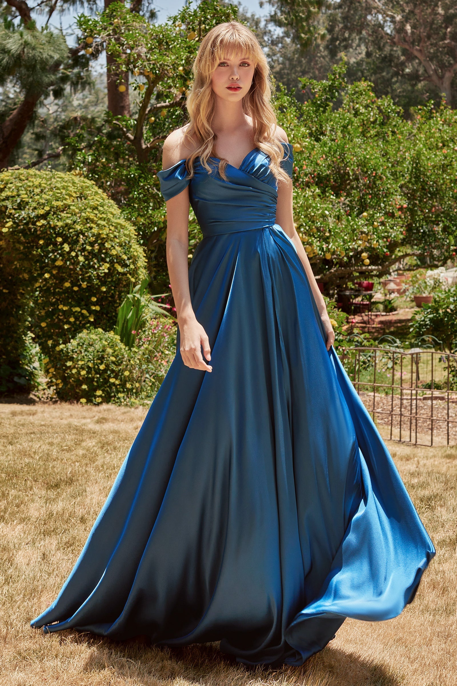 Vestido de noche Ladivine 7493C de satén con hombros descubiertos, sencillo y de talla grande, corte A