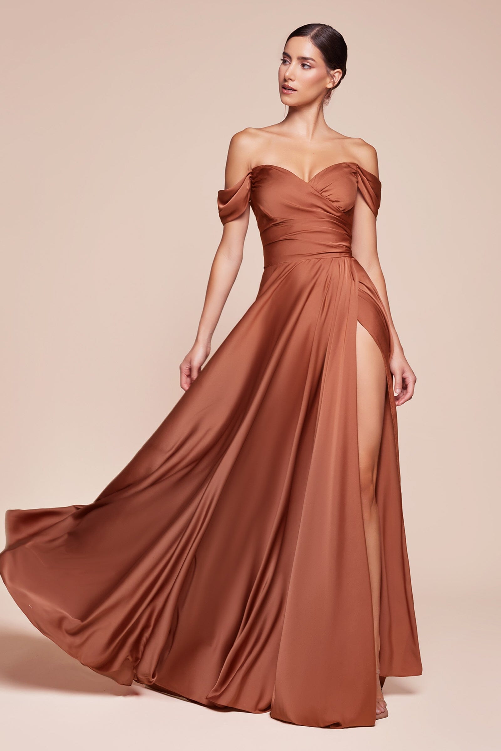 Vestido de noche Ladivine 7493C de satén con hombros descubiertos, sencillo y de talla grande, corte A