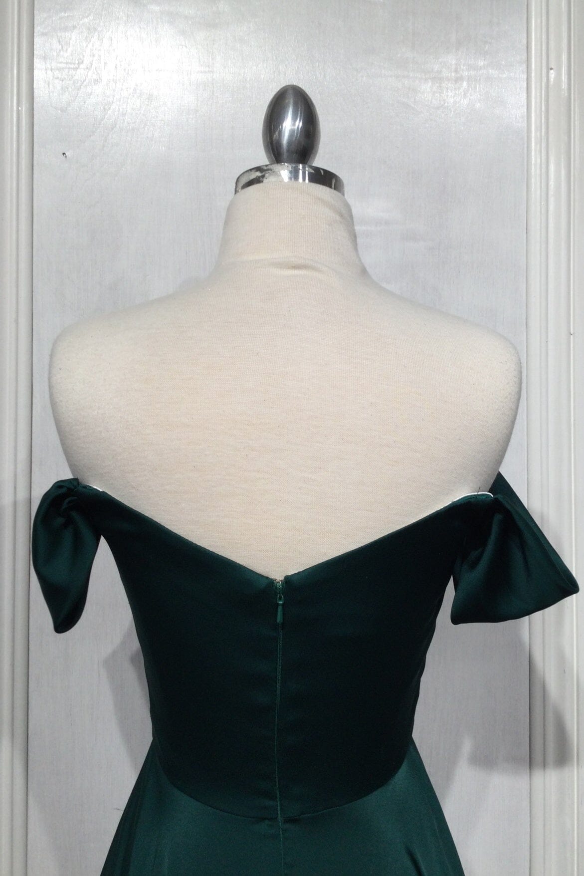 Vestido de noche Ladivine 7493C de satén con hombros descubiertos, sencillo y de talla grande, corte A