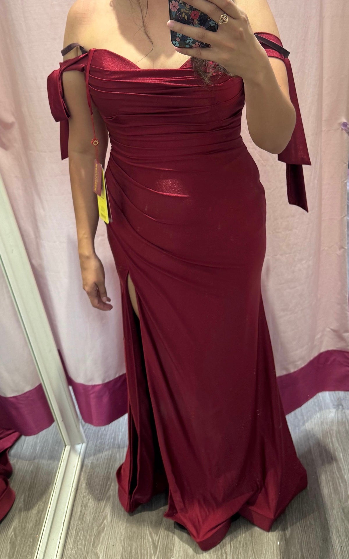 Vestido de fiesta elástico con hombros descubiertos y fruncido May Queen MQ1858