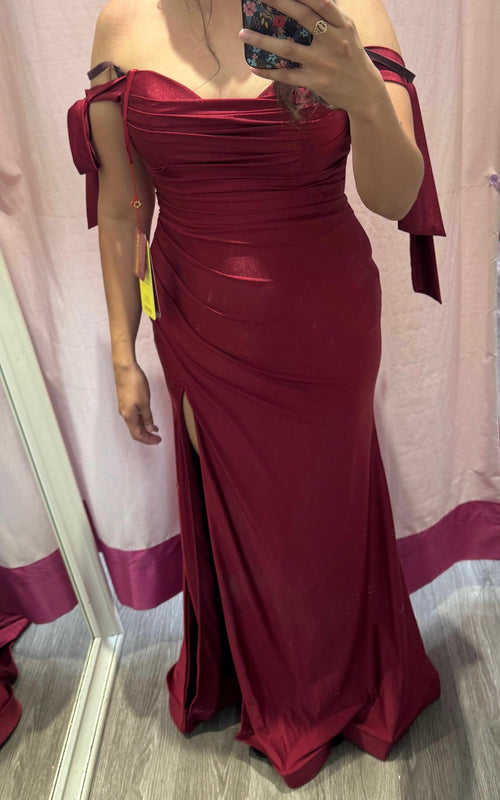 Vestido de fiesta elástico con hombros descubiertos y fruncido May Queen MQ1858