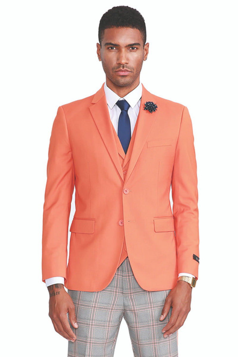 Traje de verano para hombre con chaleco de dos botones en color naranja y pantalones a cuadros grises y naranjas.