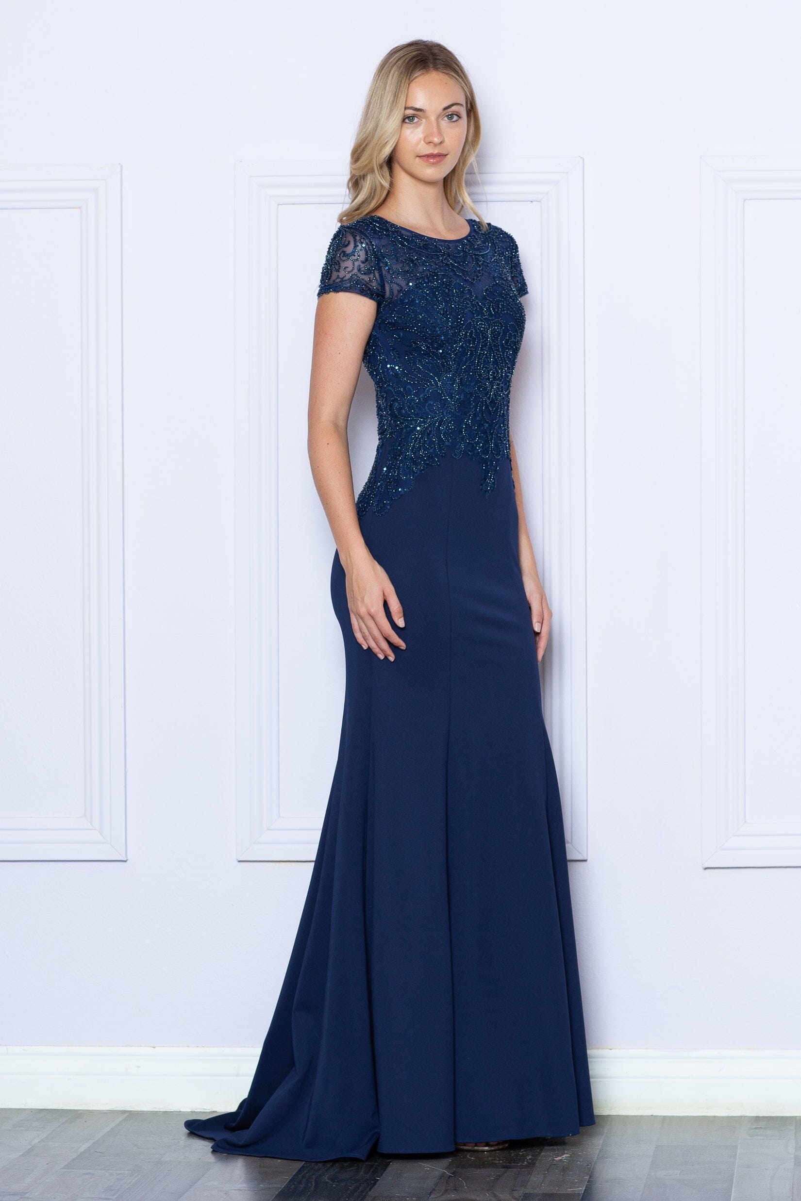 Vestido ajustado de manga corta con cuentas y transparencias de Poly USA 9320