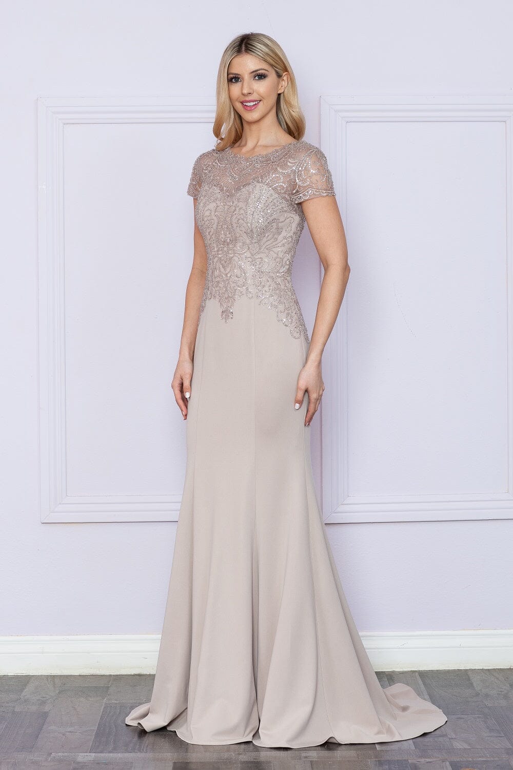 Vestido ajustado de manga corta con cuentas y transparencias de Poly USA 9320