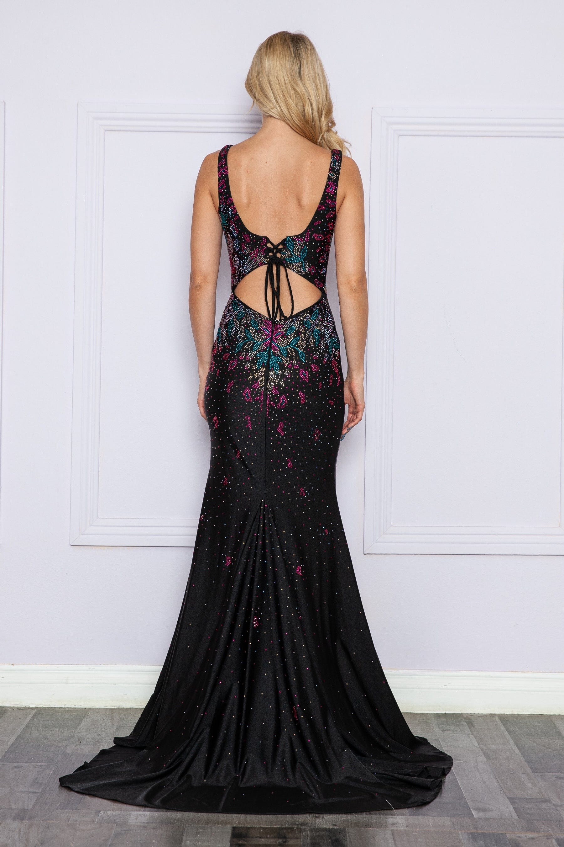 Vestido ajustado sin mangas con abertura y cuentas de Poly USA 9270