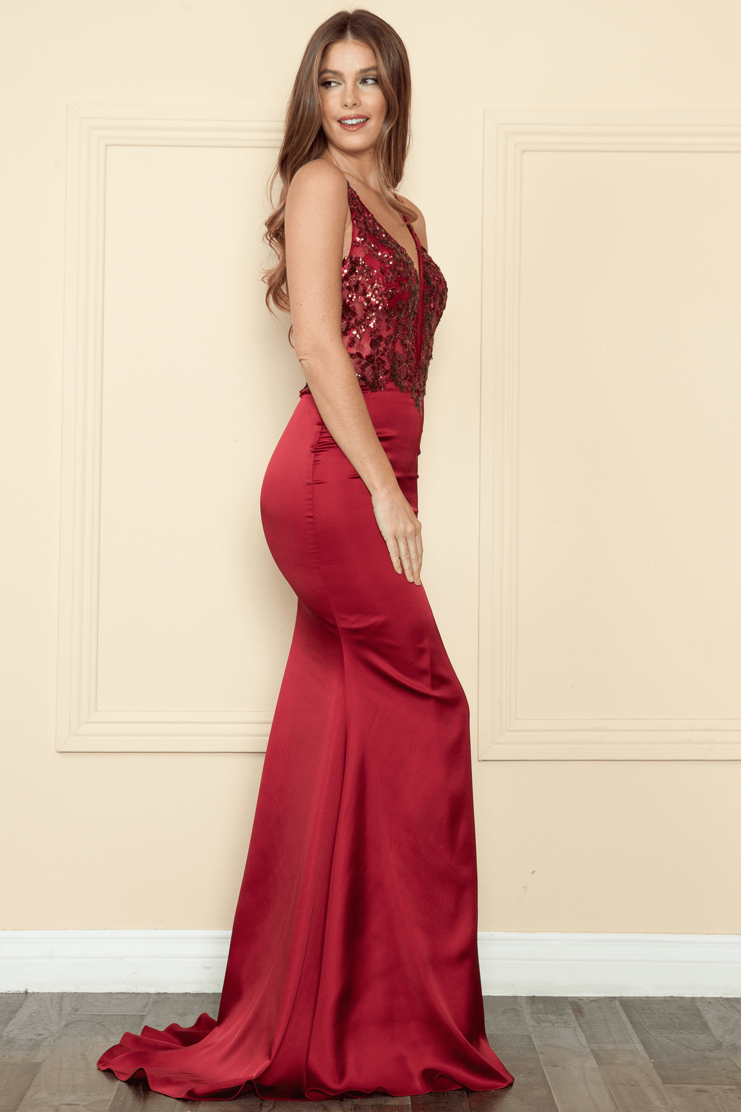Vestido ajustado con escote bordado y abertura de Poly USA 9162