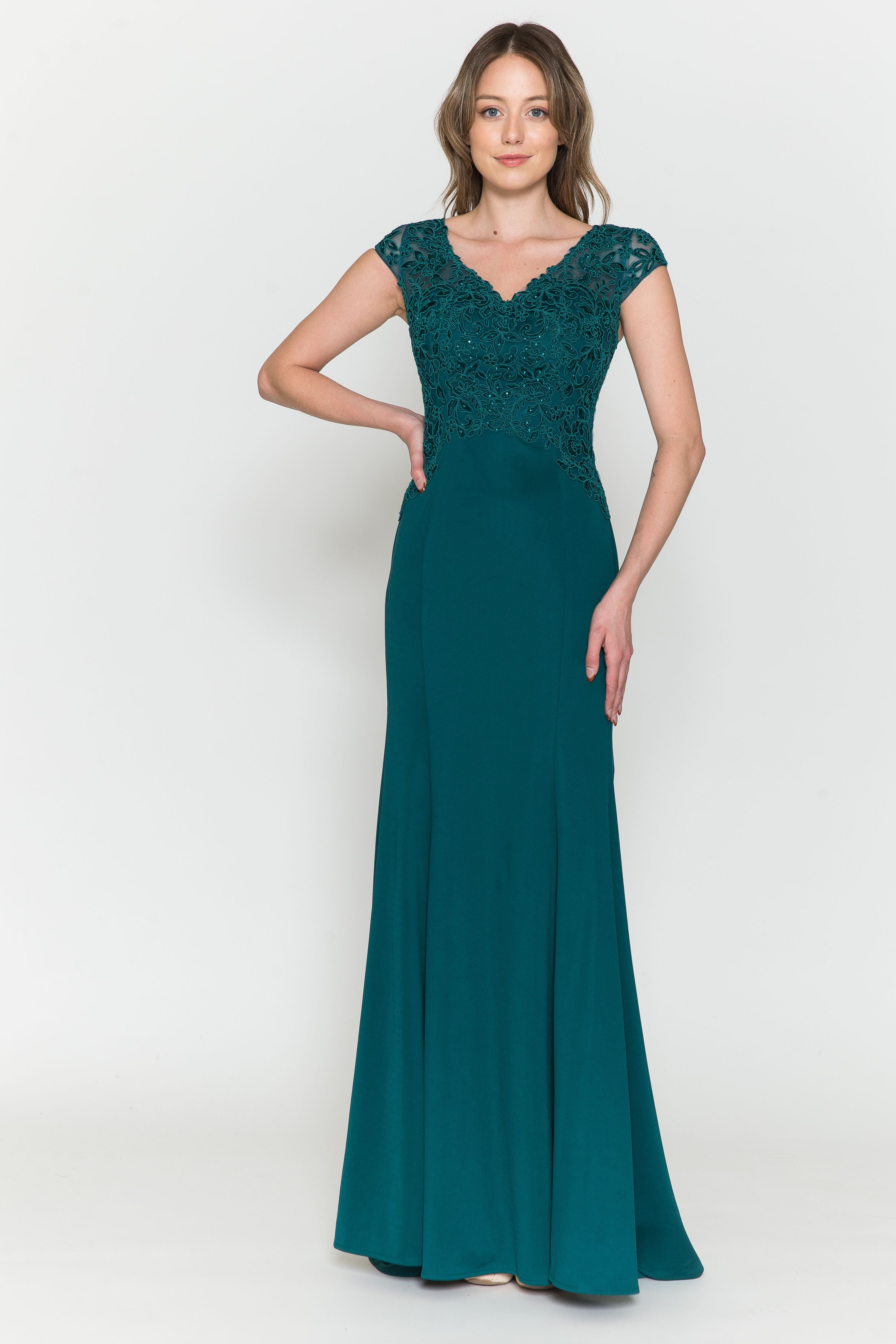 Vestido ajustado con mangas cortas bordadas de Poly USA 8558
