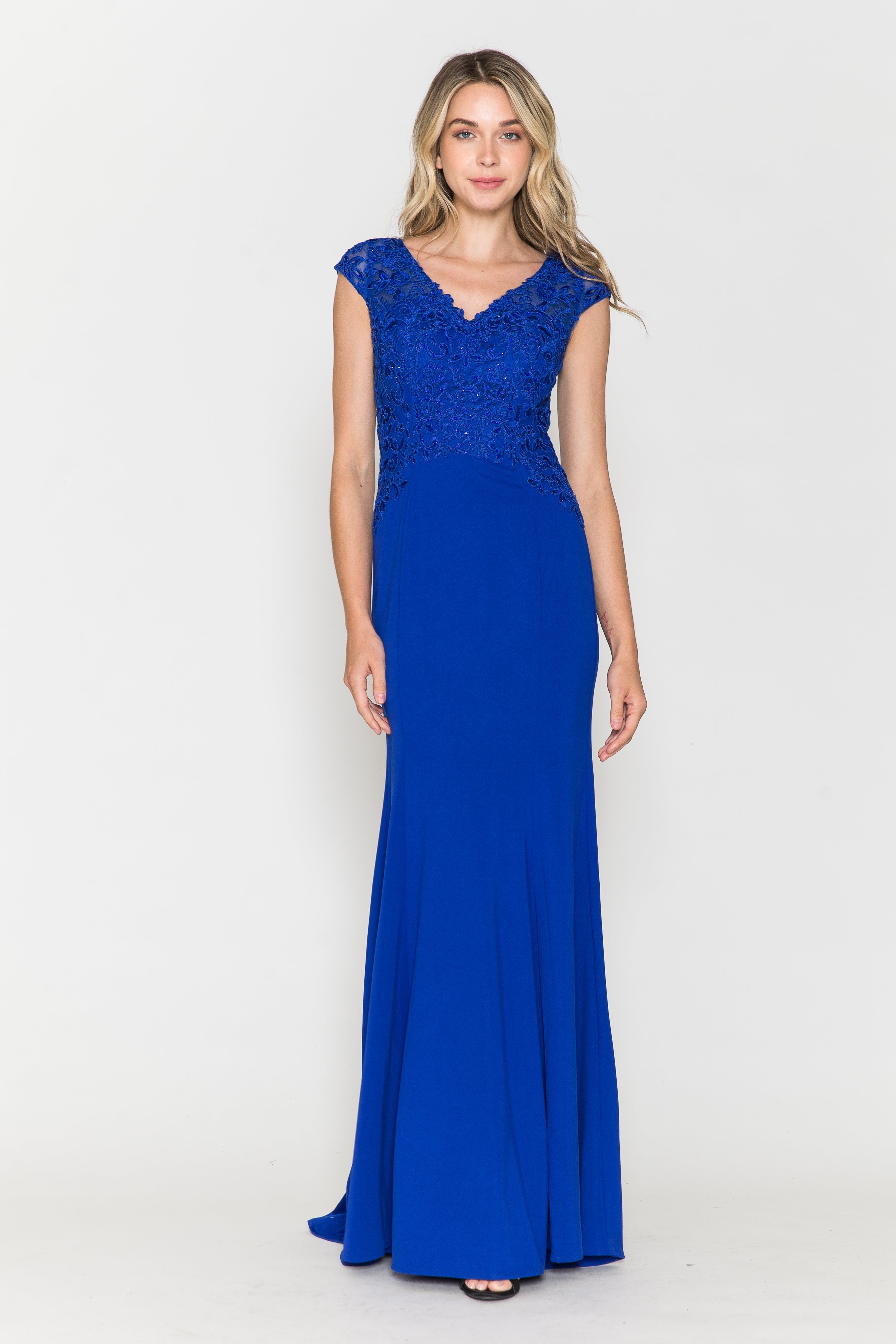 Vestido ajustado con mangas cortas bordadas de Poly USA 8558