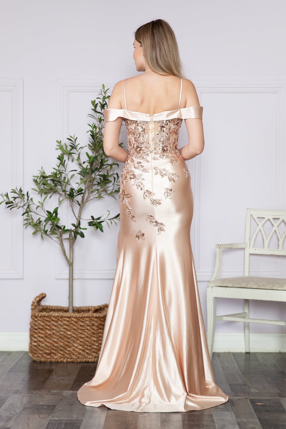 Vestido ajustado con hombros descubiertos, bordado y abertura, de Poly USA 9350