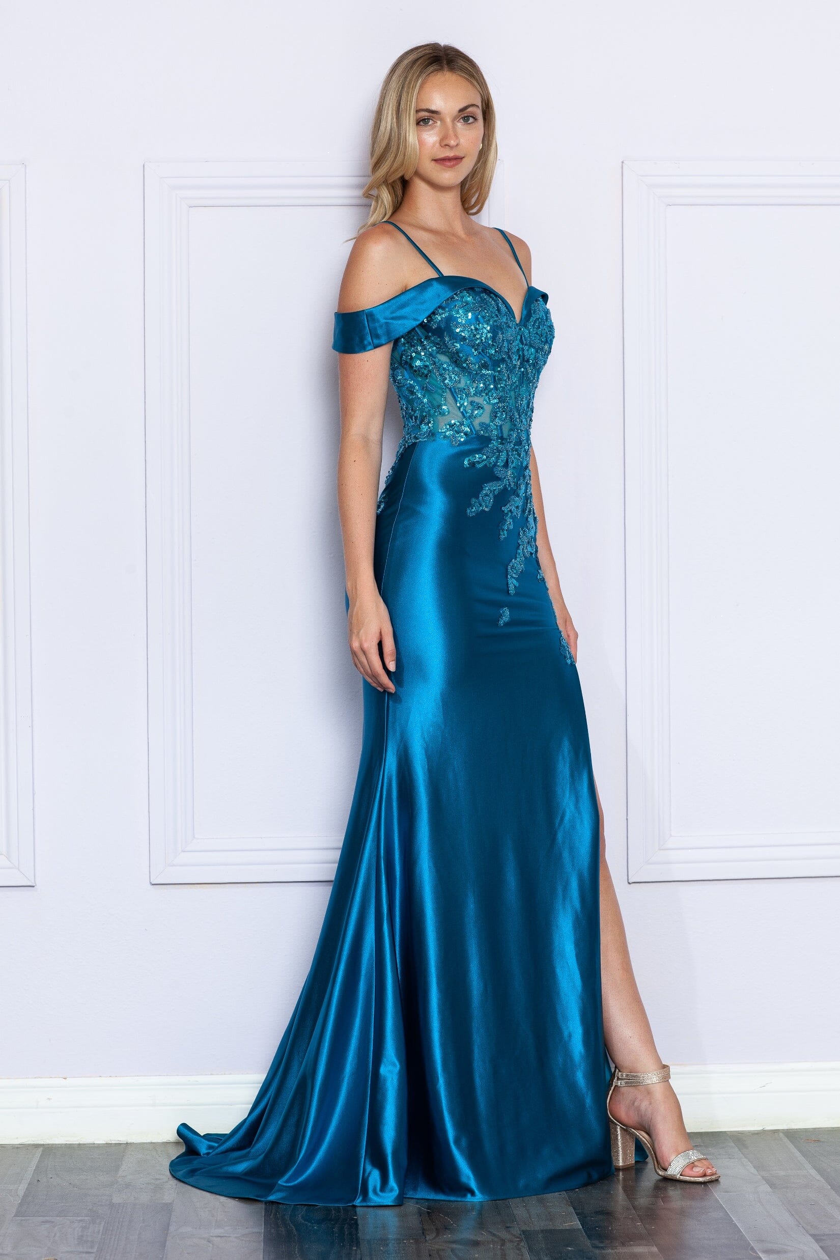 Vestido ajustado con hombros descubiertos, bordado y abertura, de Poly USA 9350
