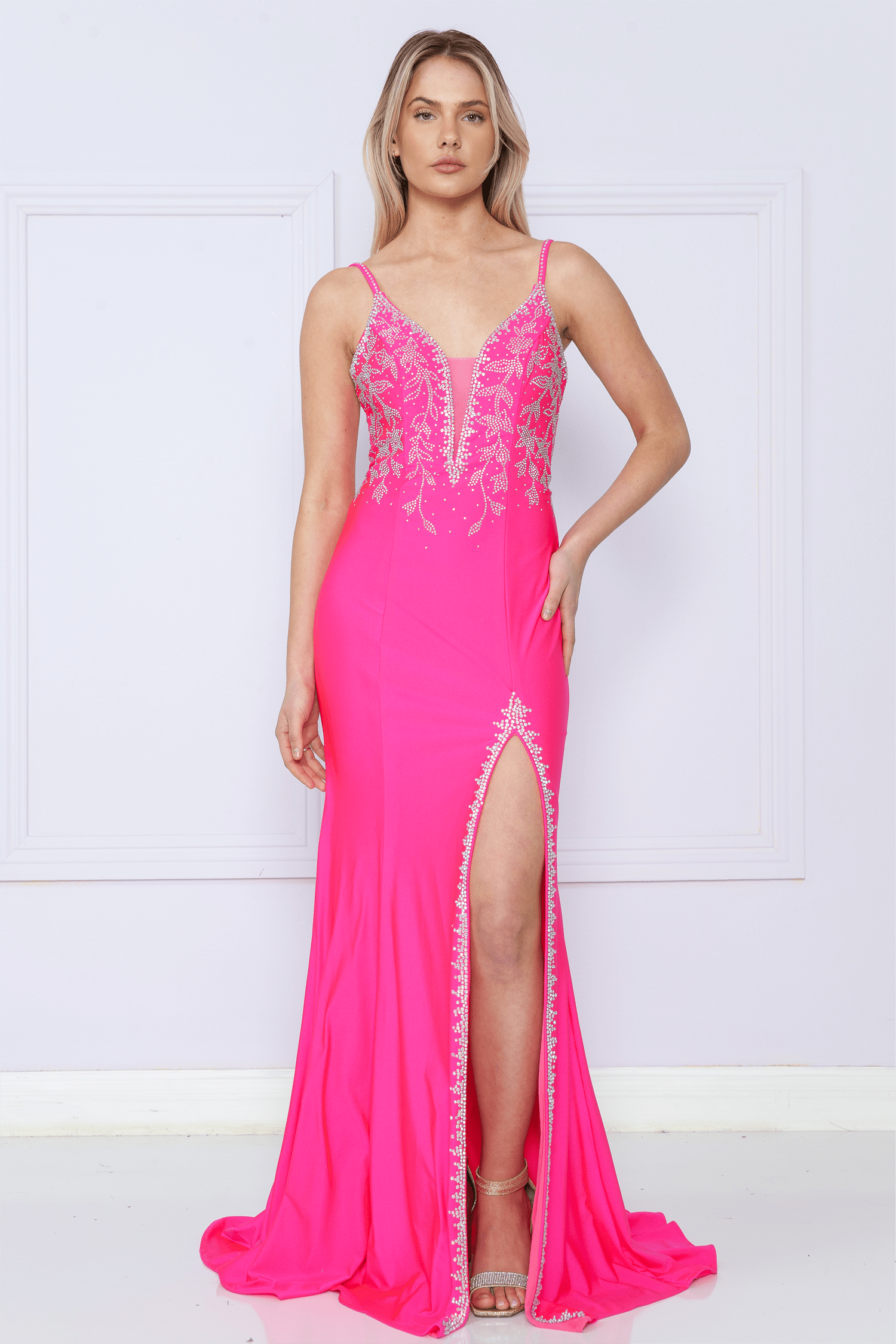 Vestido ajustado con escote en V profundo y bordado de Poly USA 9120