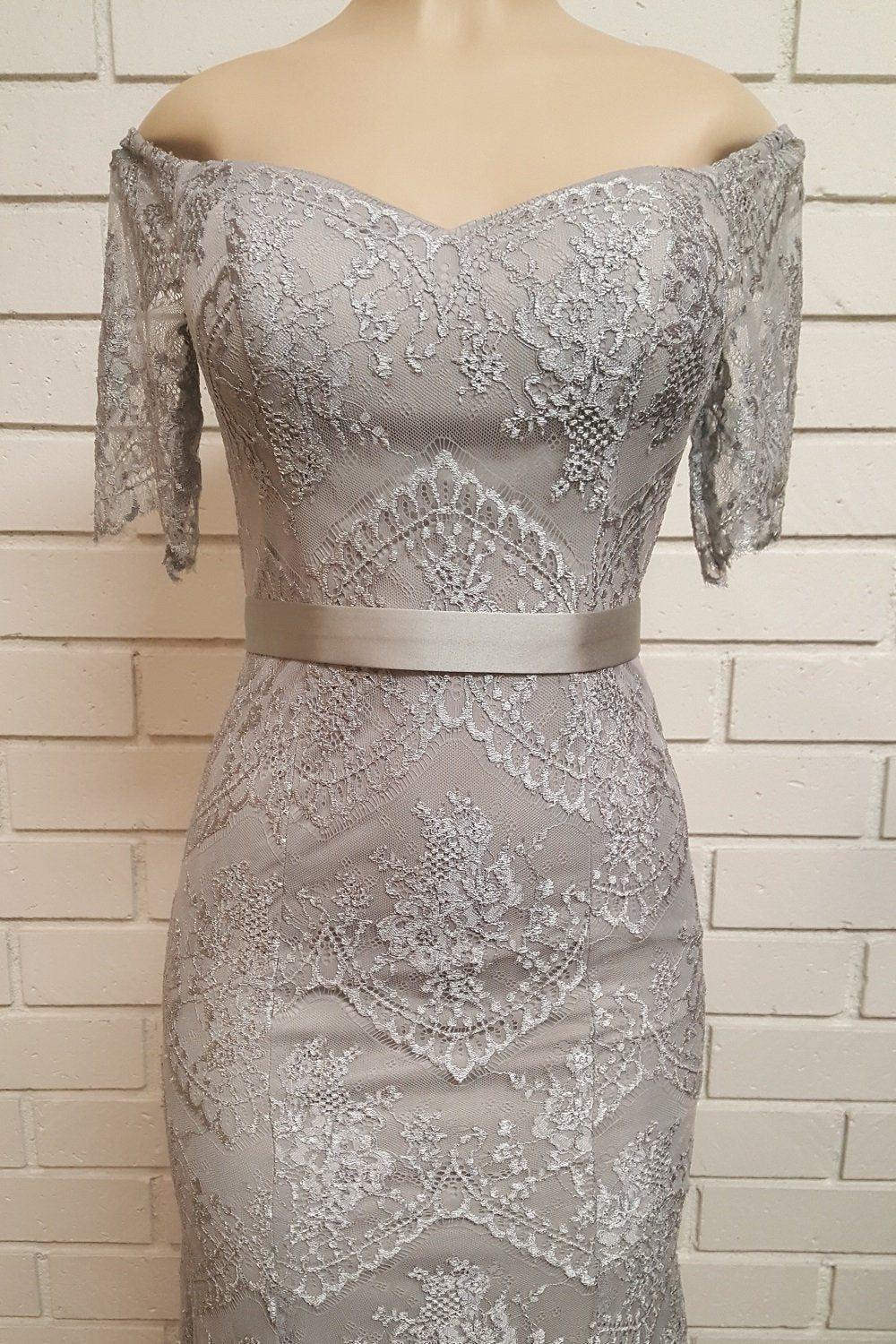 Vestido largo ajustado de encaje con hombros descubiertos de Poly USA 8030