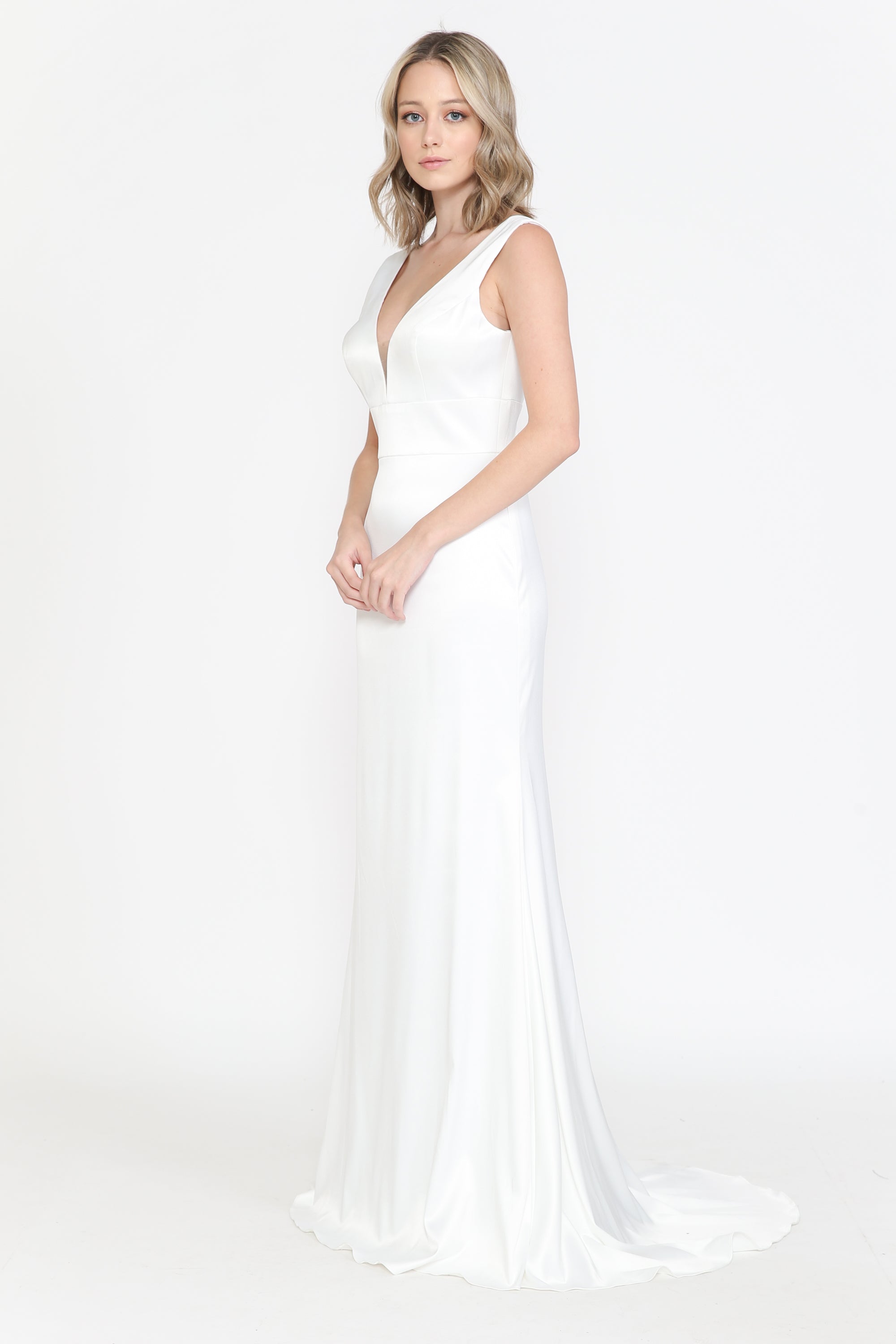 Vestido de novia ajustado de satén con escote en V de Poly USA 8502