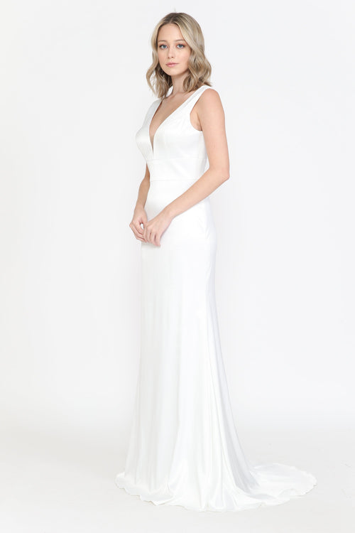 Vestido de novia ajustado de satén con escote en V de Poly USA 8502
