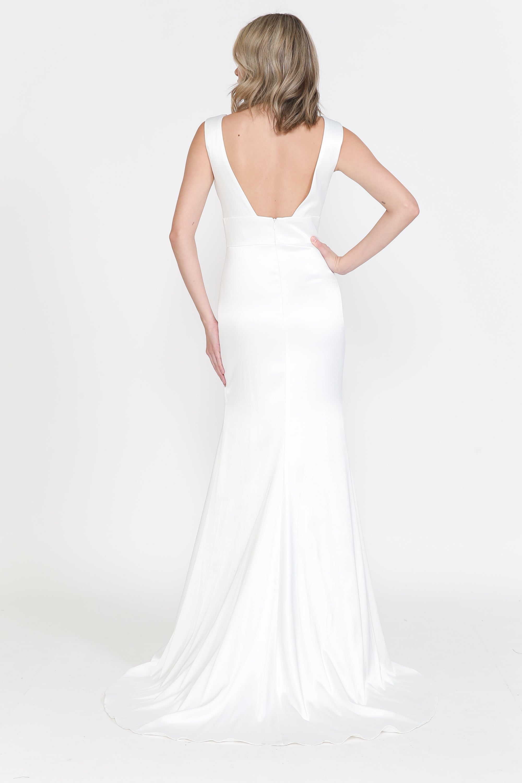 Vestido de novia ajustado de satén con escote en V de Poly USA 8502