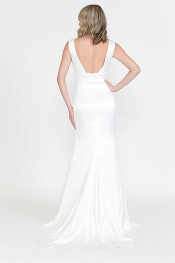 Vestido de novia ajustado de satén con escote en V de Poly USA 8502