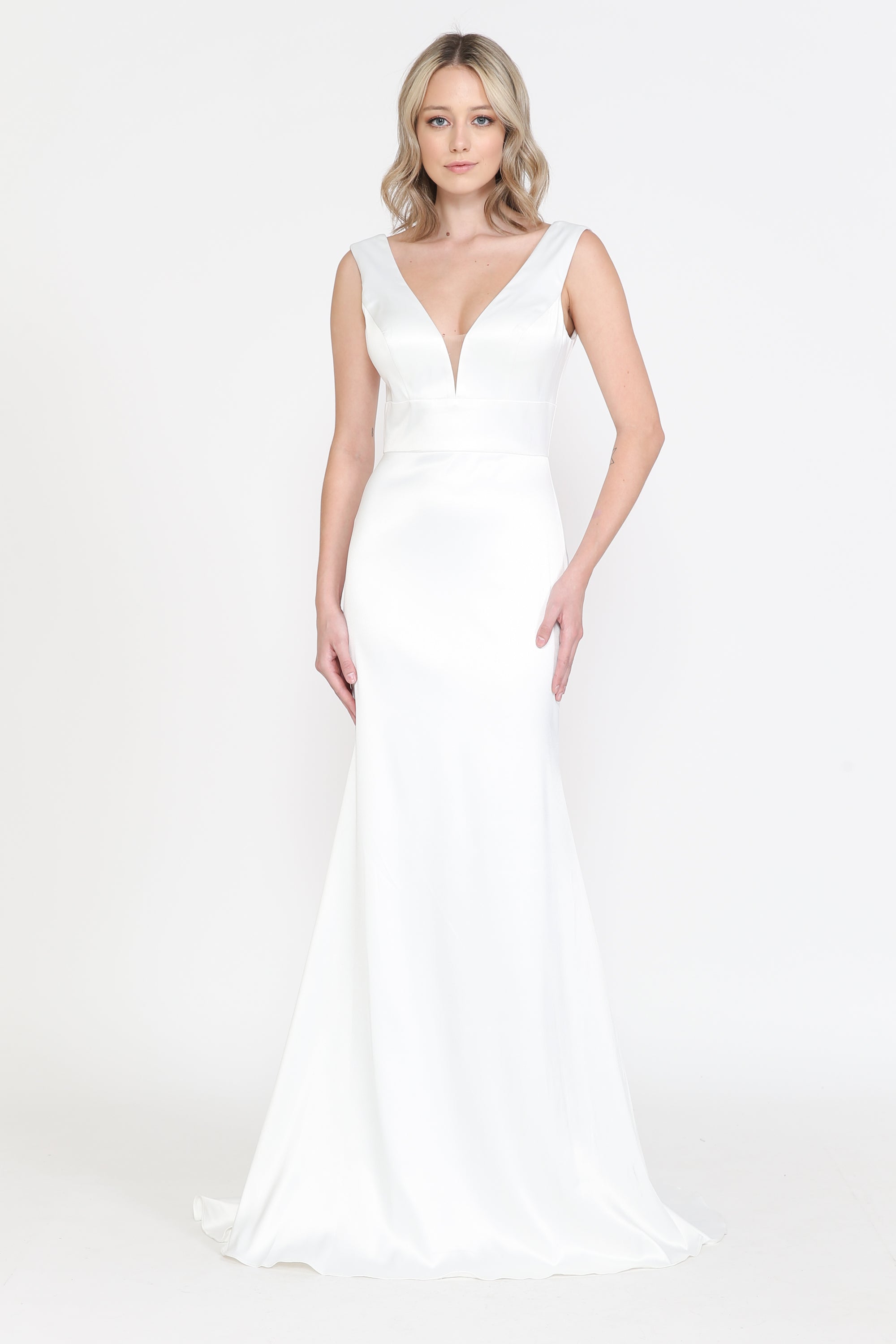 Vestido de novia ajustado de satén con escote en V de Poly USA 8502