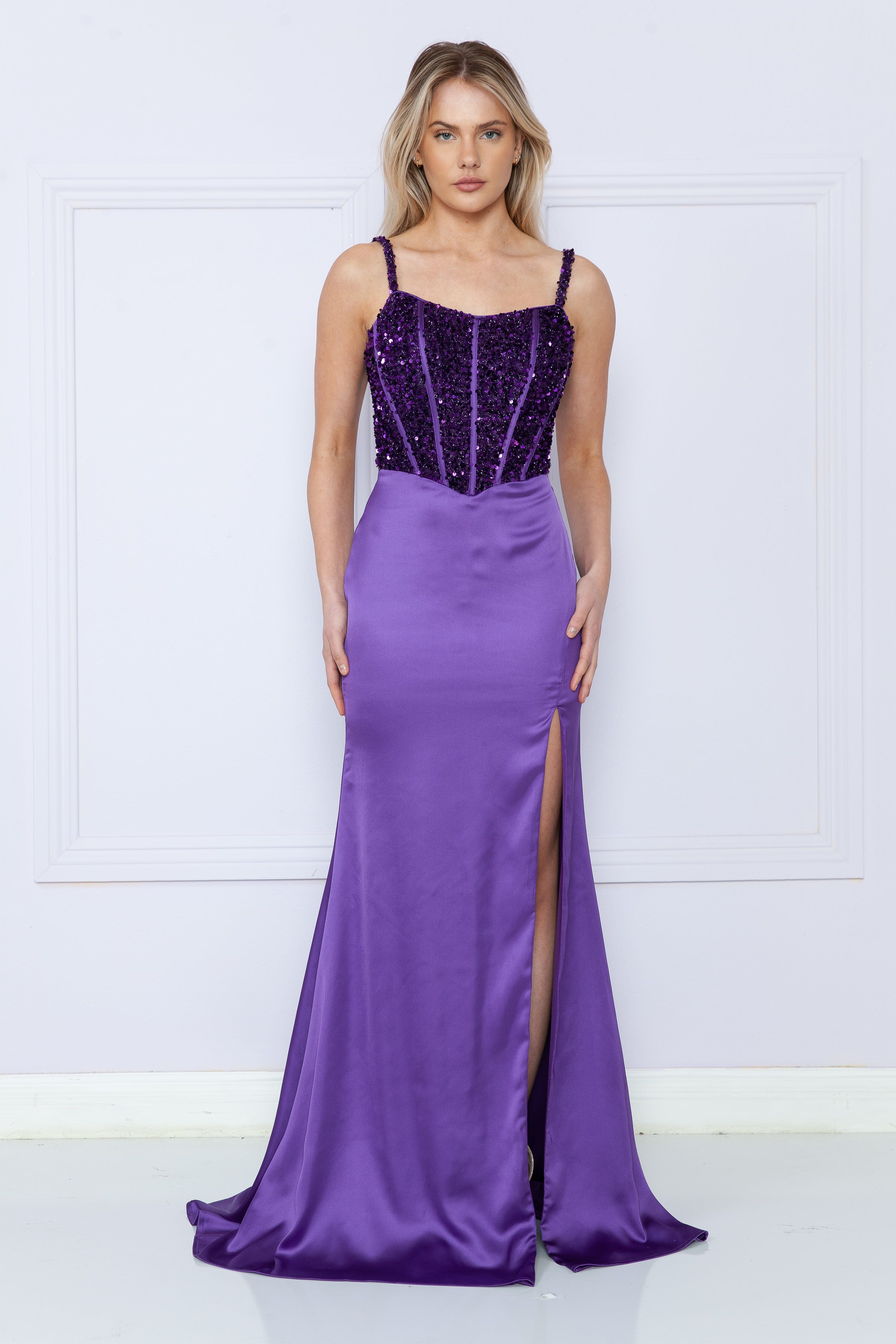 Vestido ajustado con abertura y corpiño de lentejuelas de Poly USA 9176