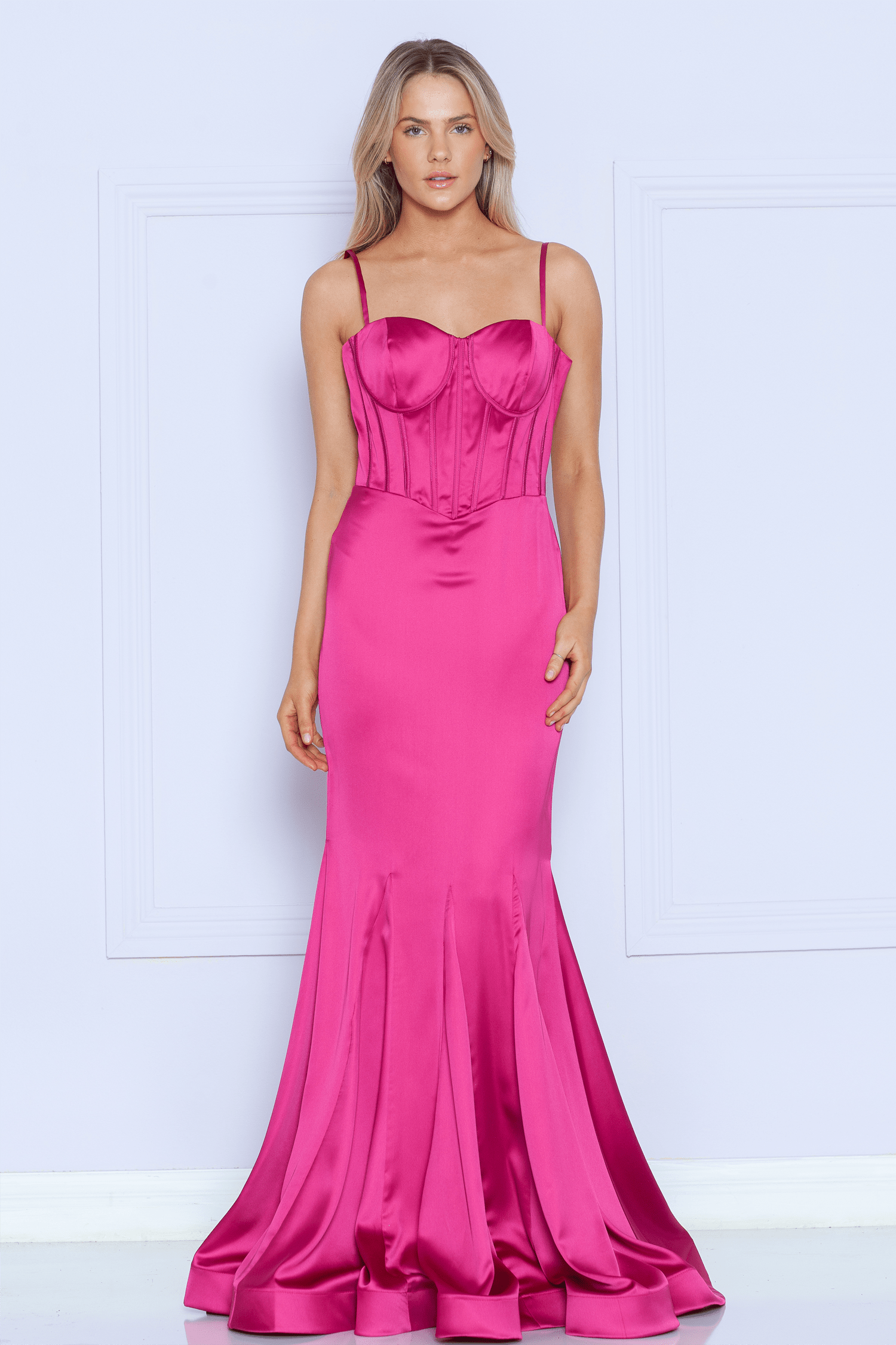 Vestido de corsé ajustado con escote en forma de corazón de Poly USA 9008