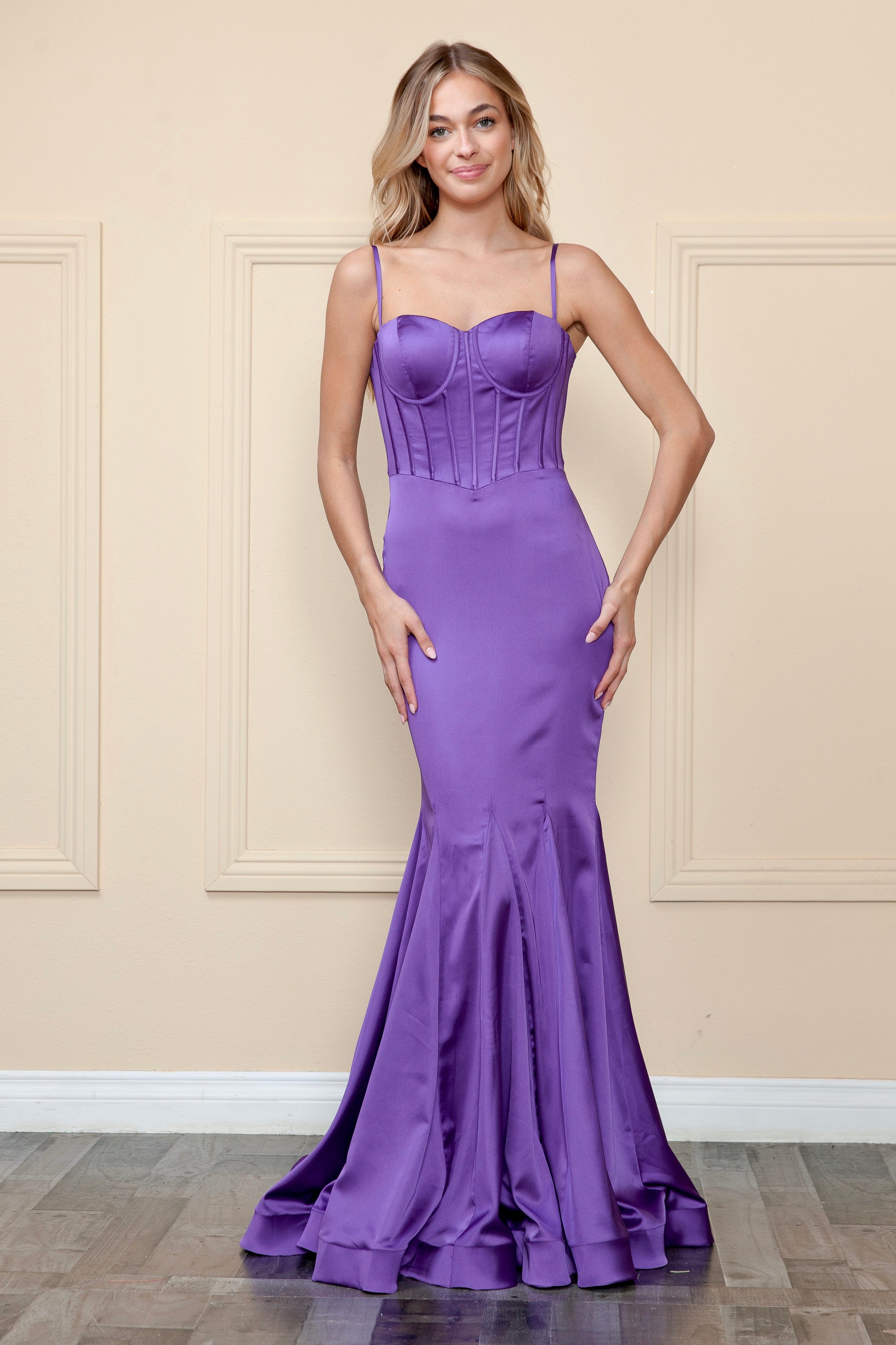 Vestido de corsé ajustado con escote en forma de corazón de Poly USA 9008