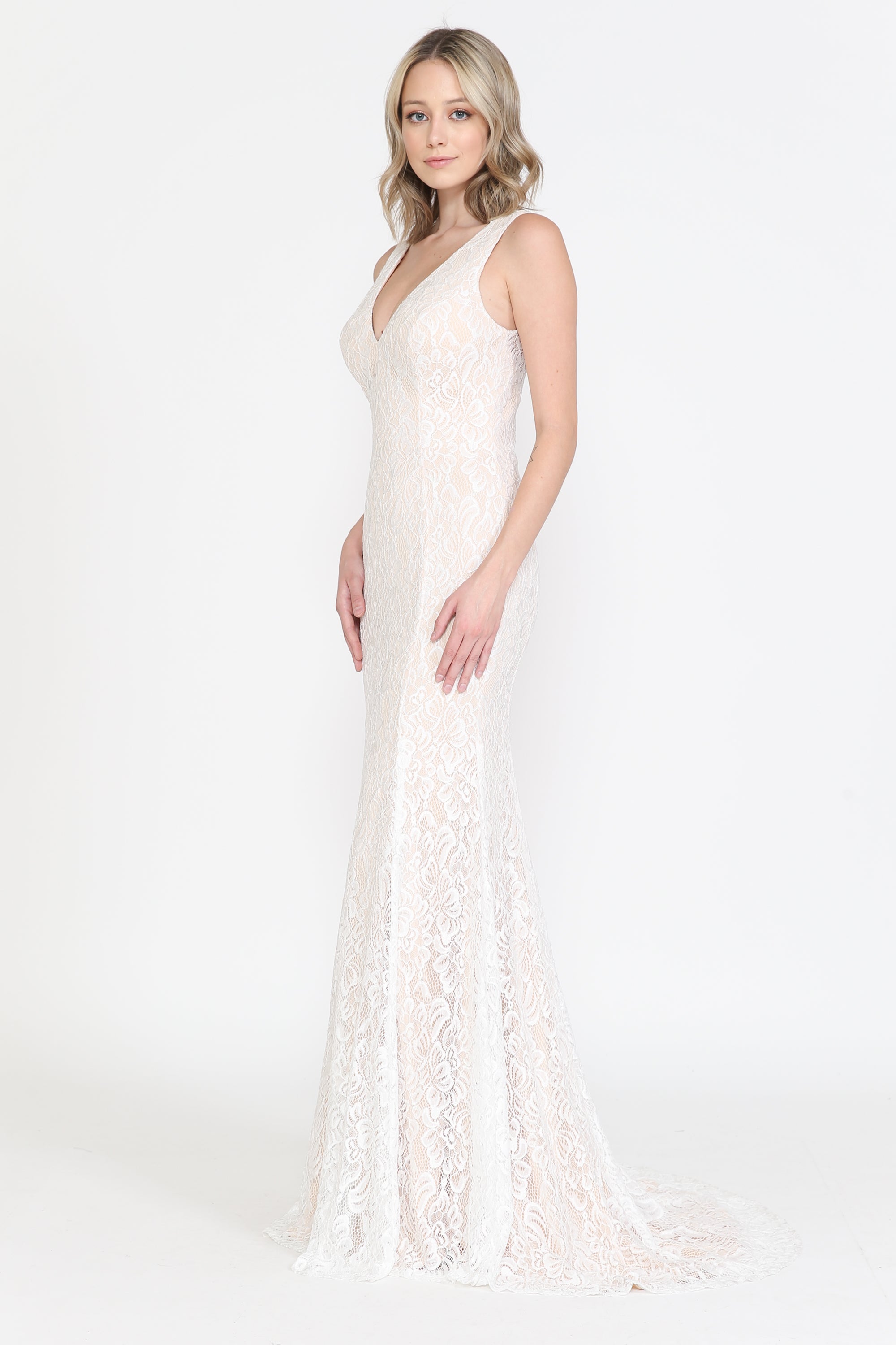 Vestido de novia de encaje con escote en V ajustado de Poly USA 8496