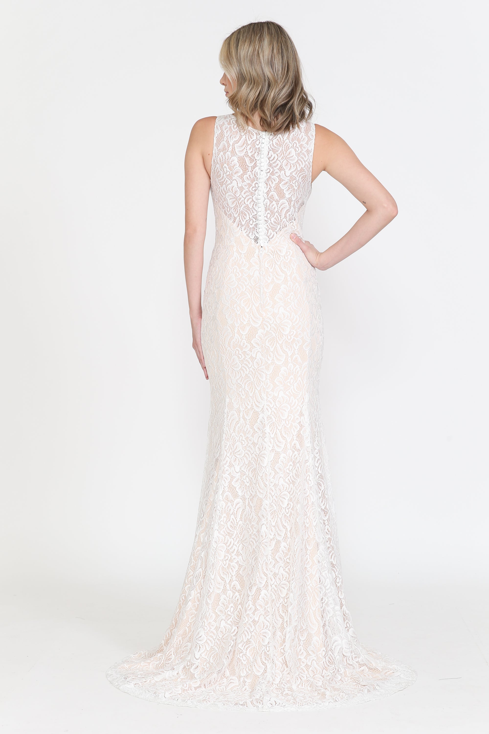 Vestido de novia de encaje con escote en V ajustado de Poly USA 8496