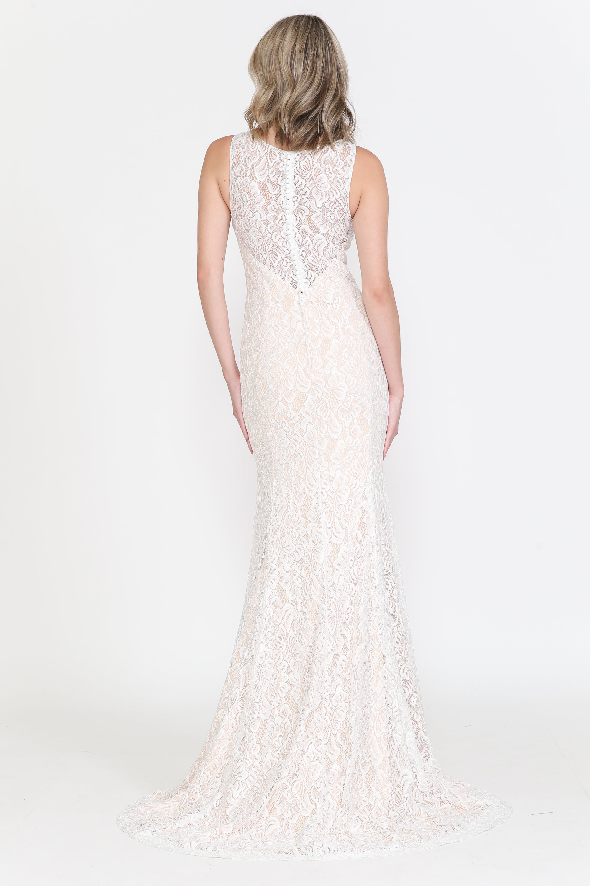 Vestido de novia de encaje con escote en V ajustado de Poly USA 8496