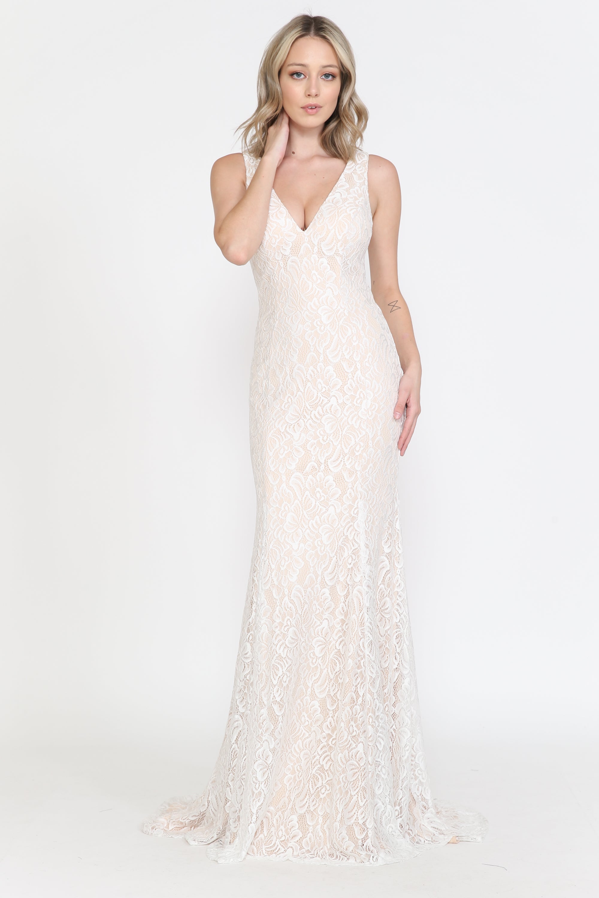 Vestido de novia de encaje con escote en V ajustado de Poly USA 8496