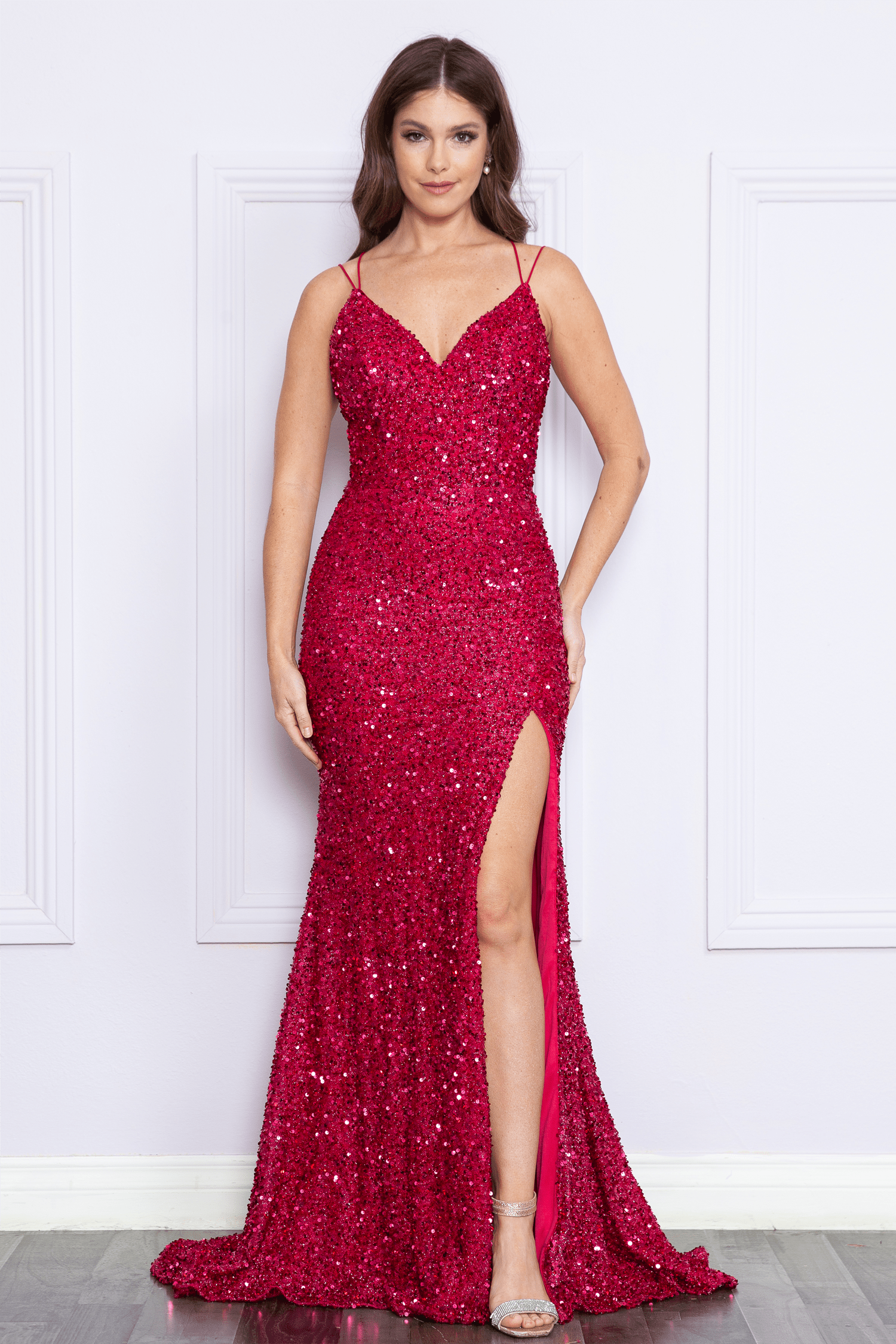 Vestido ajustado con escote en V y lentejuelas de Poly USA 9102