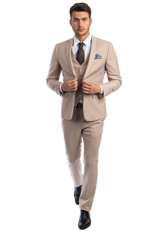 Traje de hombre de dos botones, corte entallado, con chaleco, color liso básico, en color tostado medio