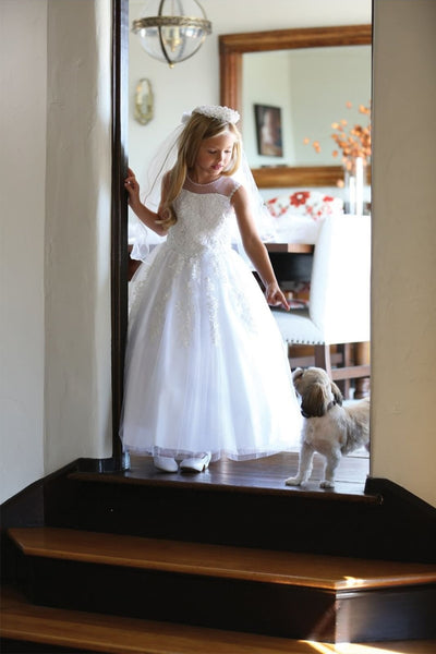 Vestido de desfile para niñas con escote ilusión, apliques de encaje y falda de tul con espalda acordonada, de AG5205