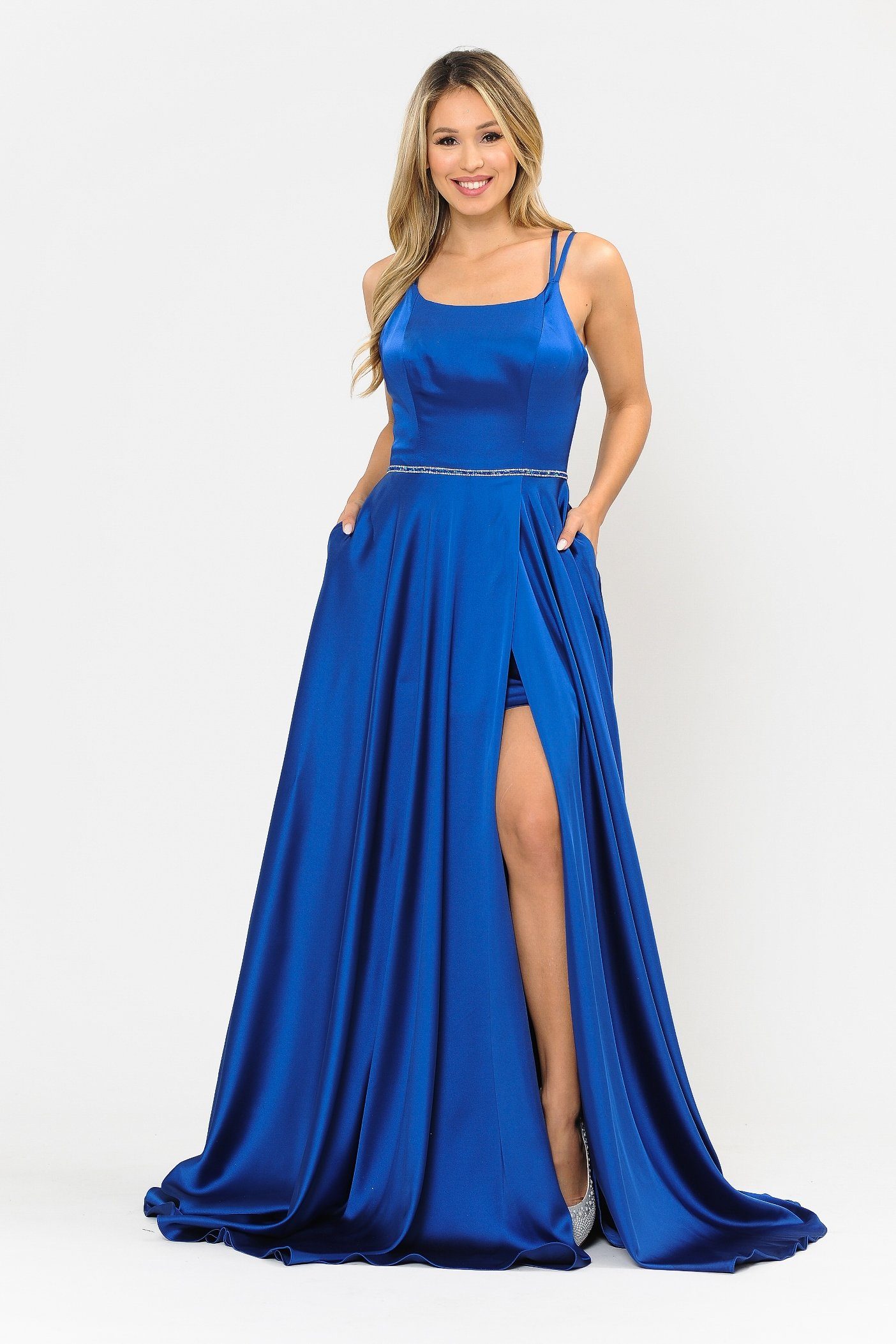 Vestido largo de satén con corte en A y espalda de corsé de Poly USA 8652