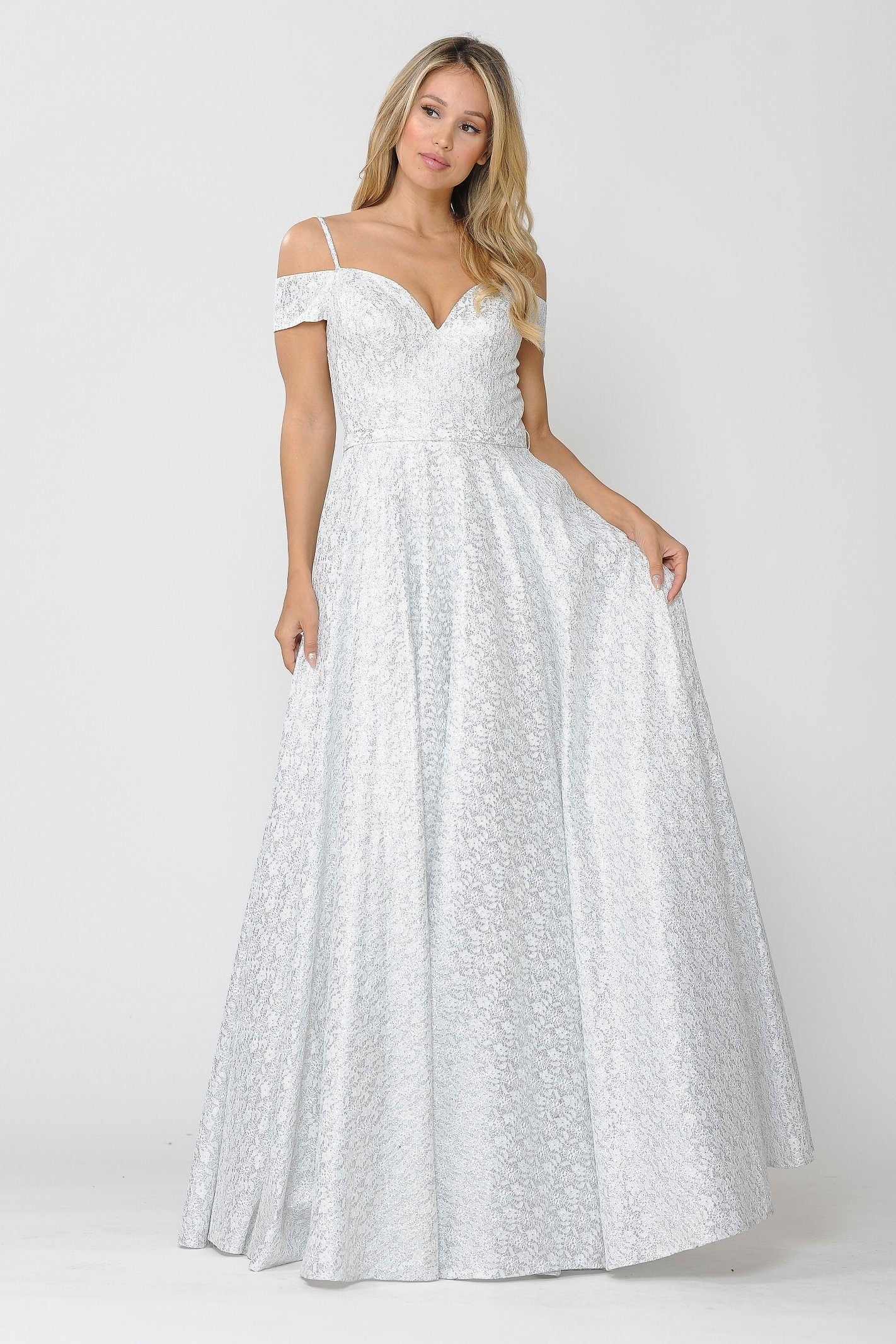 Vestido largo de encaje brillante con hombros descubiertos de Poly USA 8380