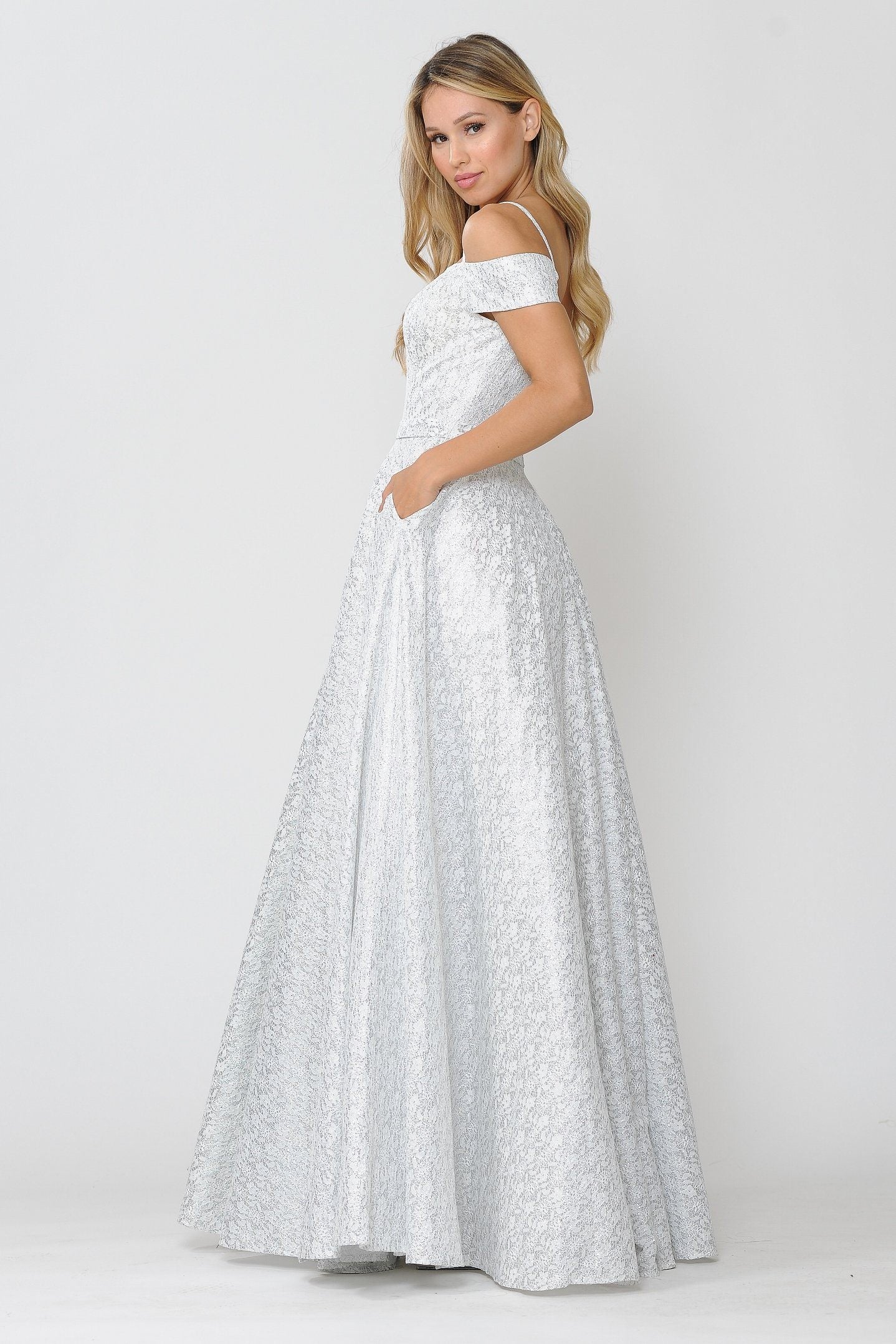 Vestido largo de encaje brillante con hombros descubiertos de Poly USA 8380