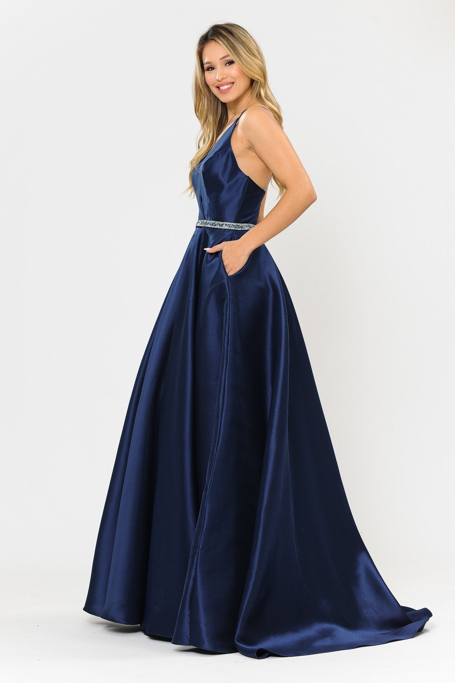 Vestido largo de mikado con escote en V y espalda de tiras de Poly USA 8690