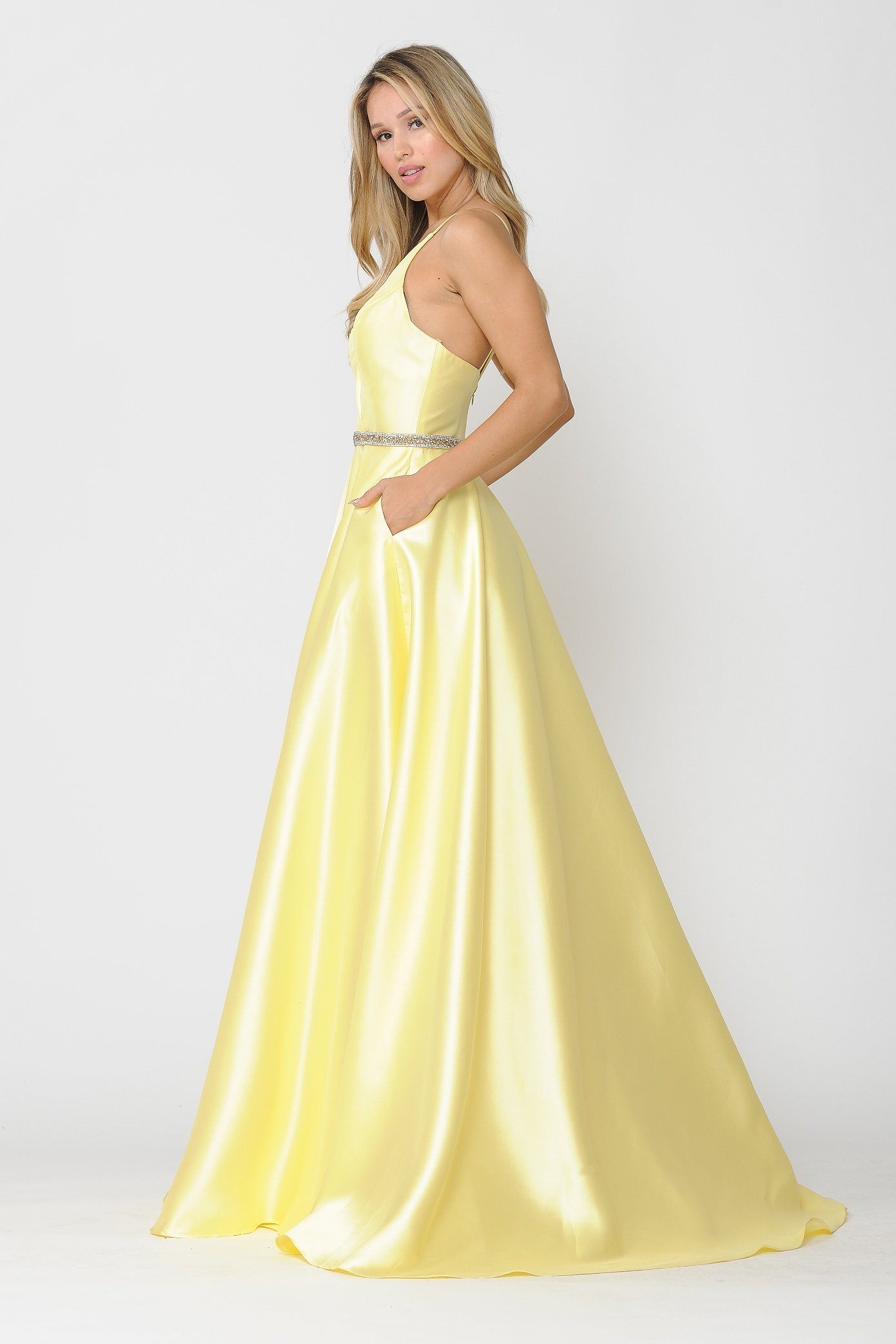 Vestido largo de mikado con escote en V y espalda de tiras de Poly USA 8690