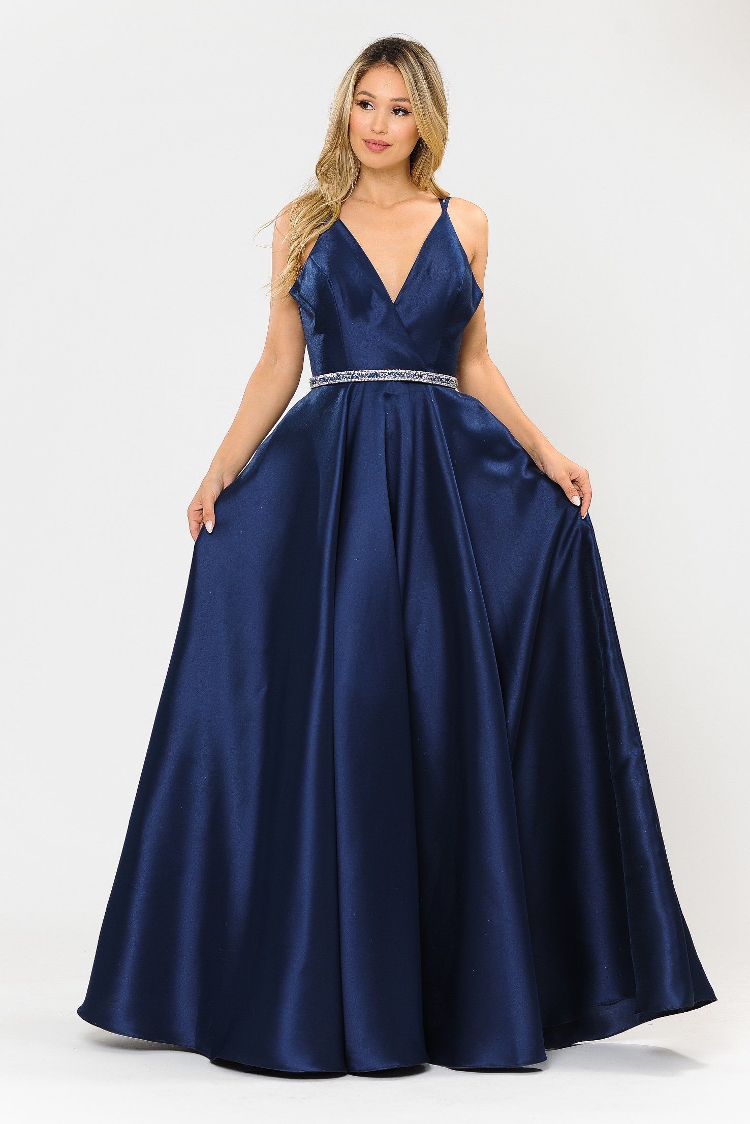 Vestido largo de mikado con escote en V y espalda de tiras de Poly USA 8690