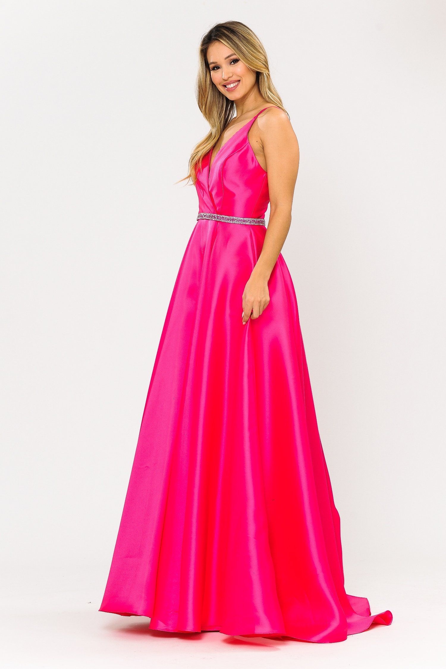 Vestido largo de mikado con escote en V y espalda de tiras de Poly USA 8690