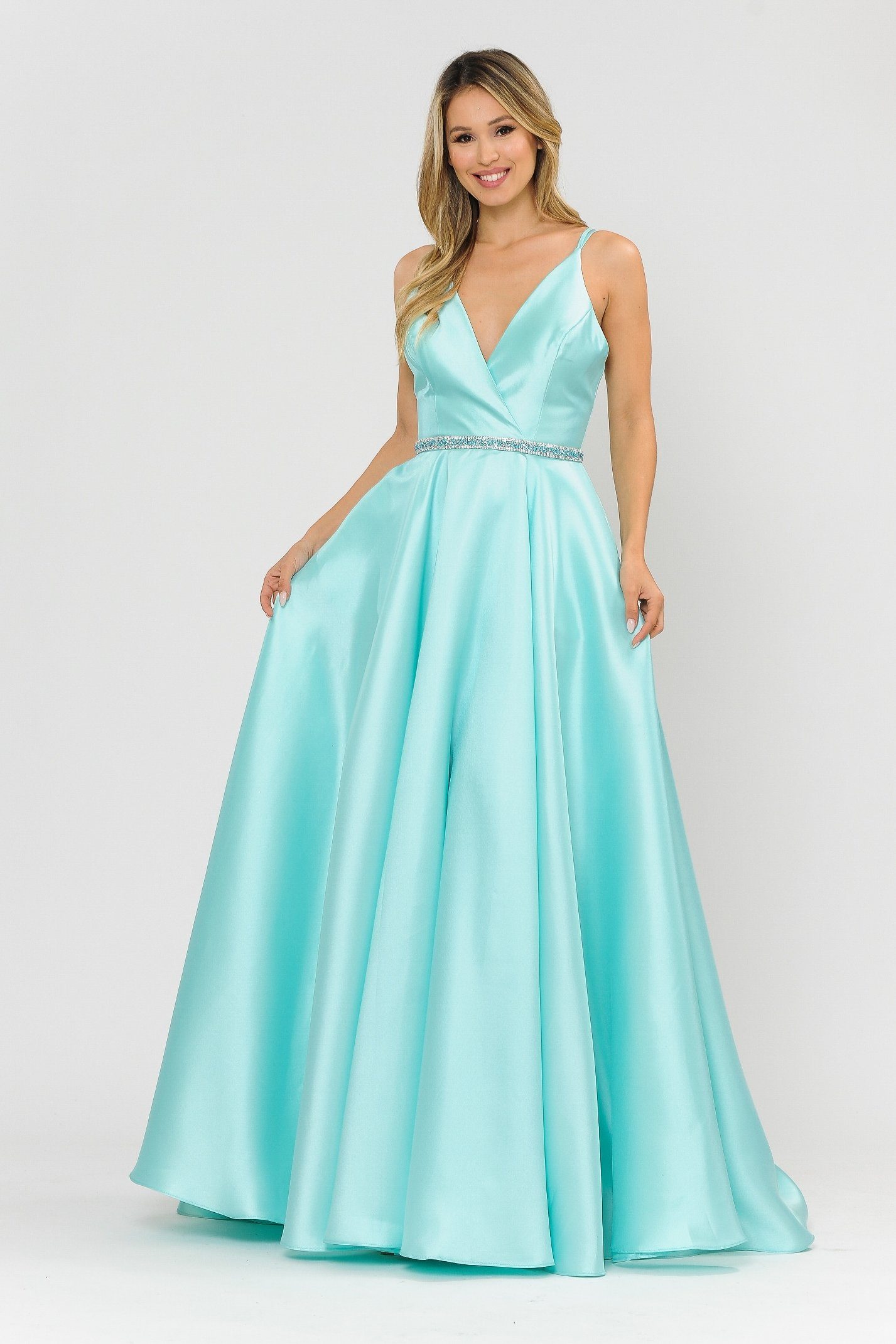 Vestido largo de mikado con escote en V y espalda de tiras de Poly USA 8690