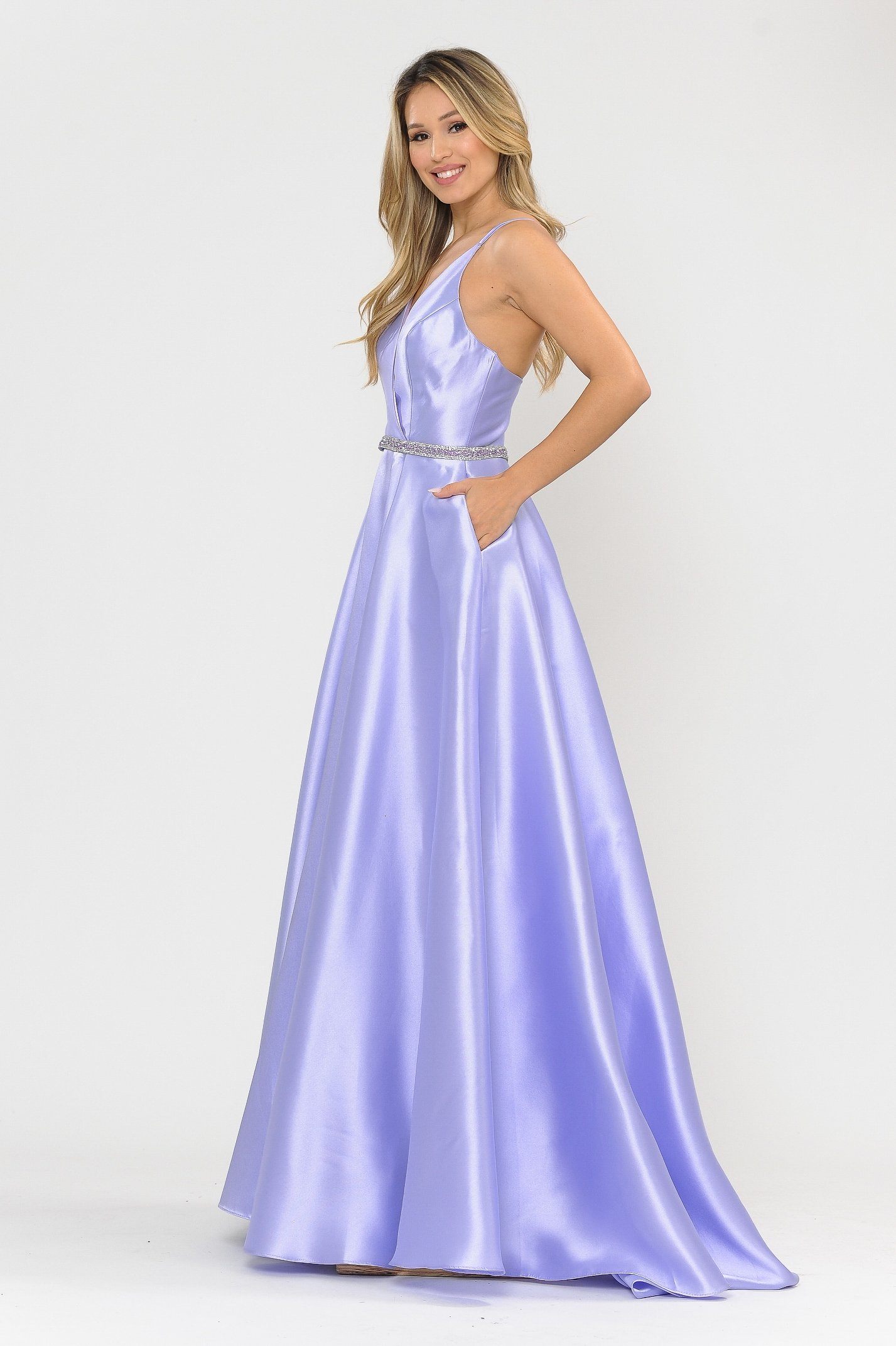 Vestido largo de mikado con escote en V y espalda de tiras de Poly USA 8690