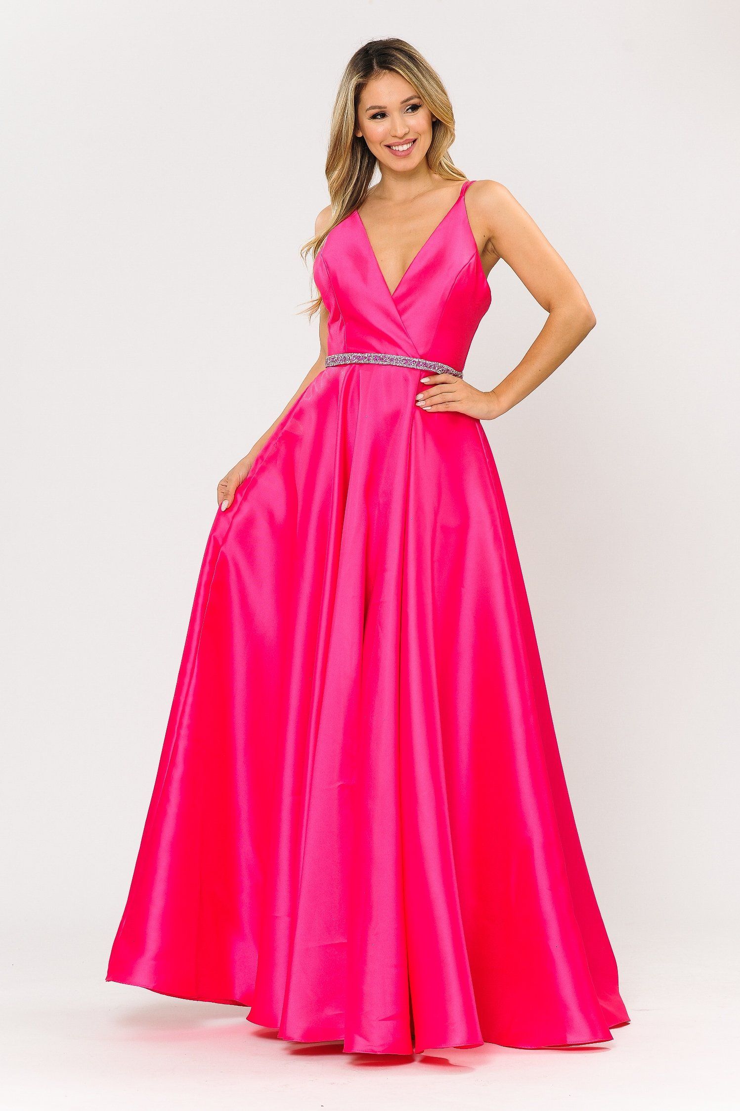 Vestido largo de mikado con escote en V y espalda de tiras de Poly USA 8690
