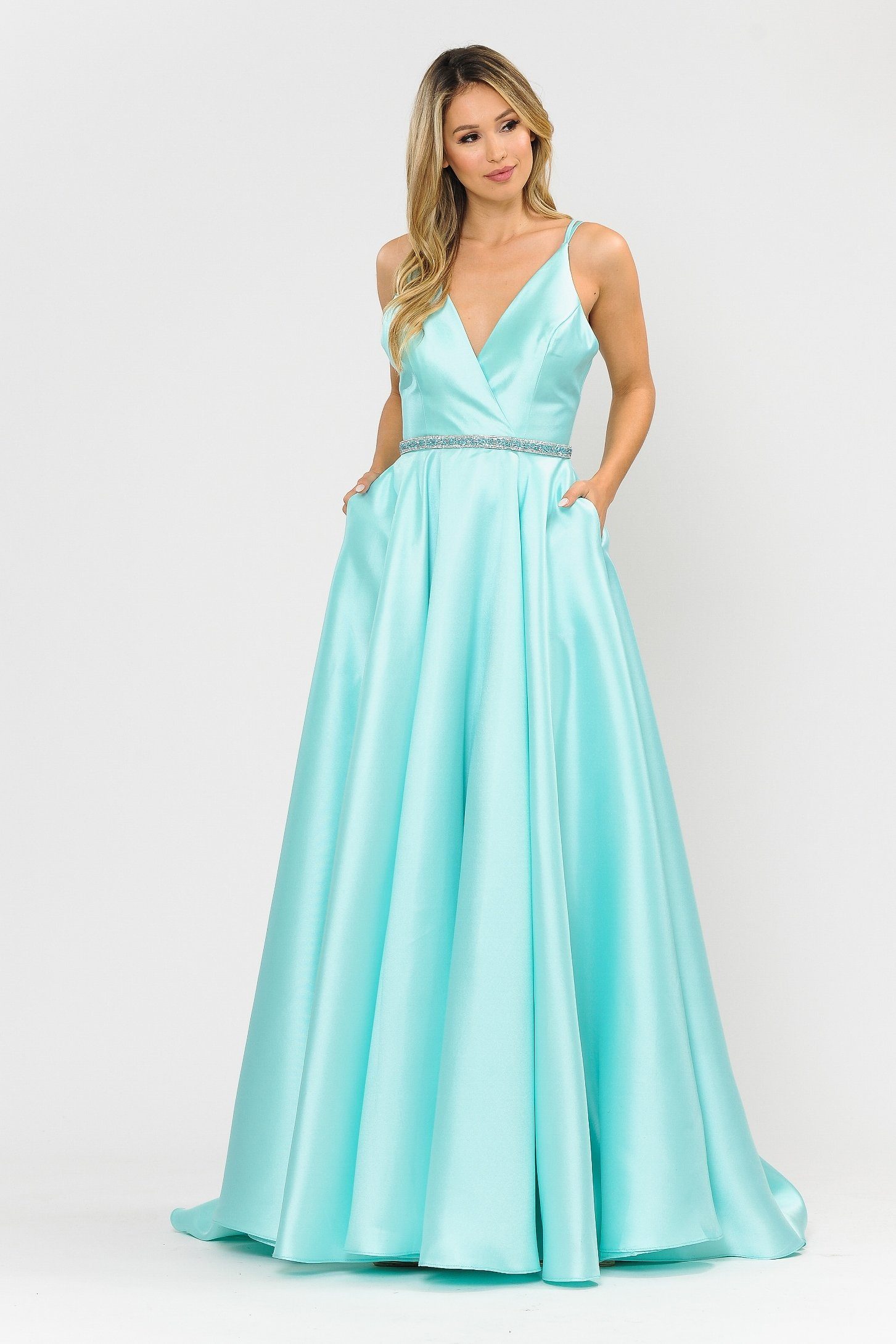 Vestido largo de mikado con escote en V y espalda de tiras de Poly USA 8690