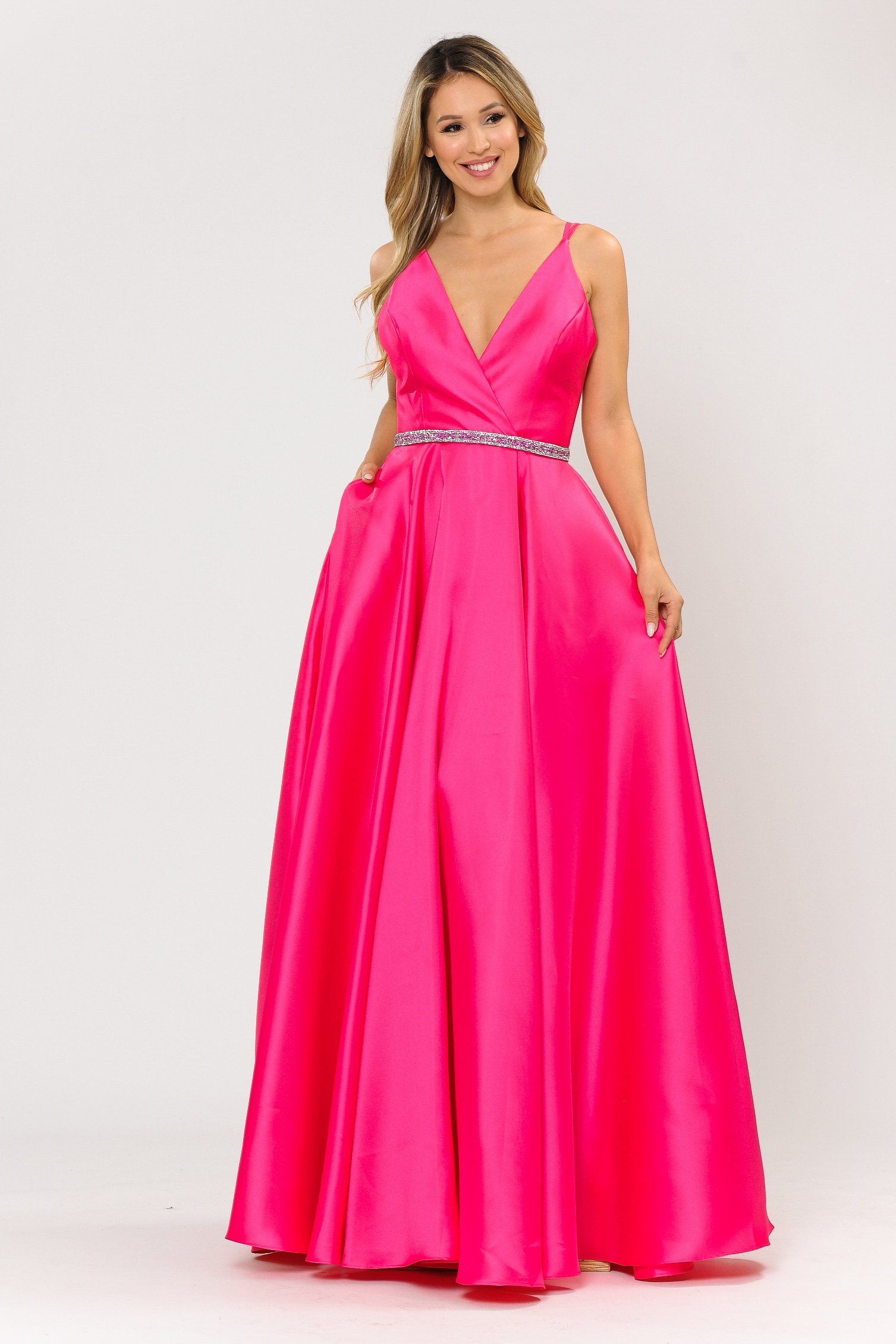 Vestido largo de mikado con escote en V y espalda de tiras de Poly USA 8690