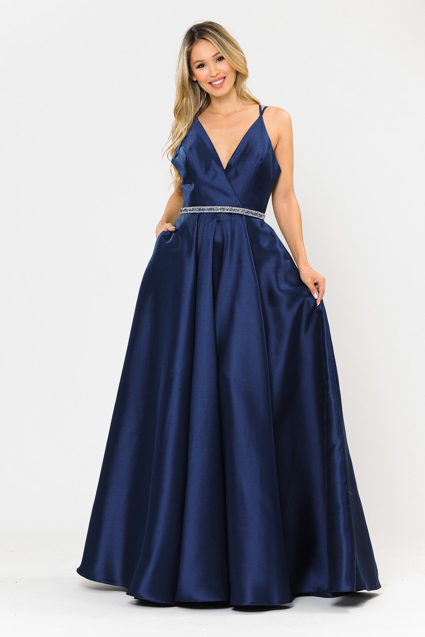 Vestido largo de mikado con escote en V y espalda de tiras de Poly USA 8690