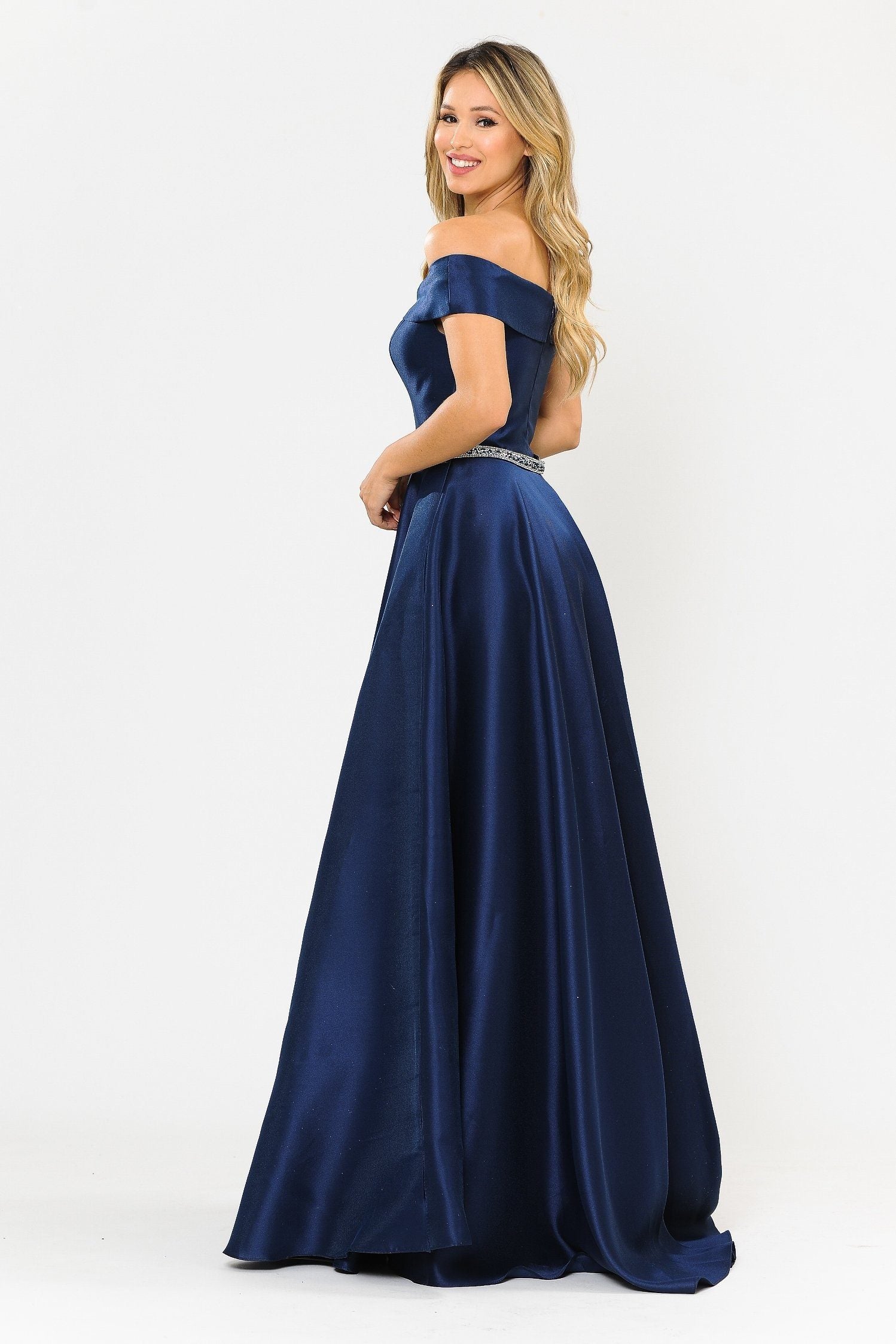 Vestido largo con escote en V y hombros descubiertos de Poly USA 8680